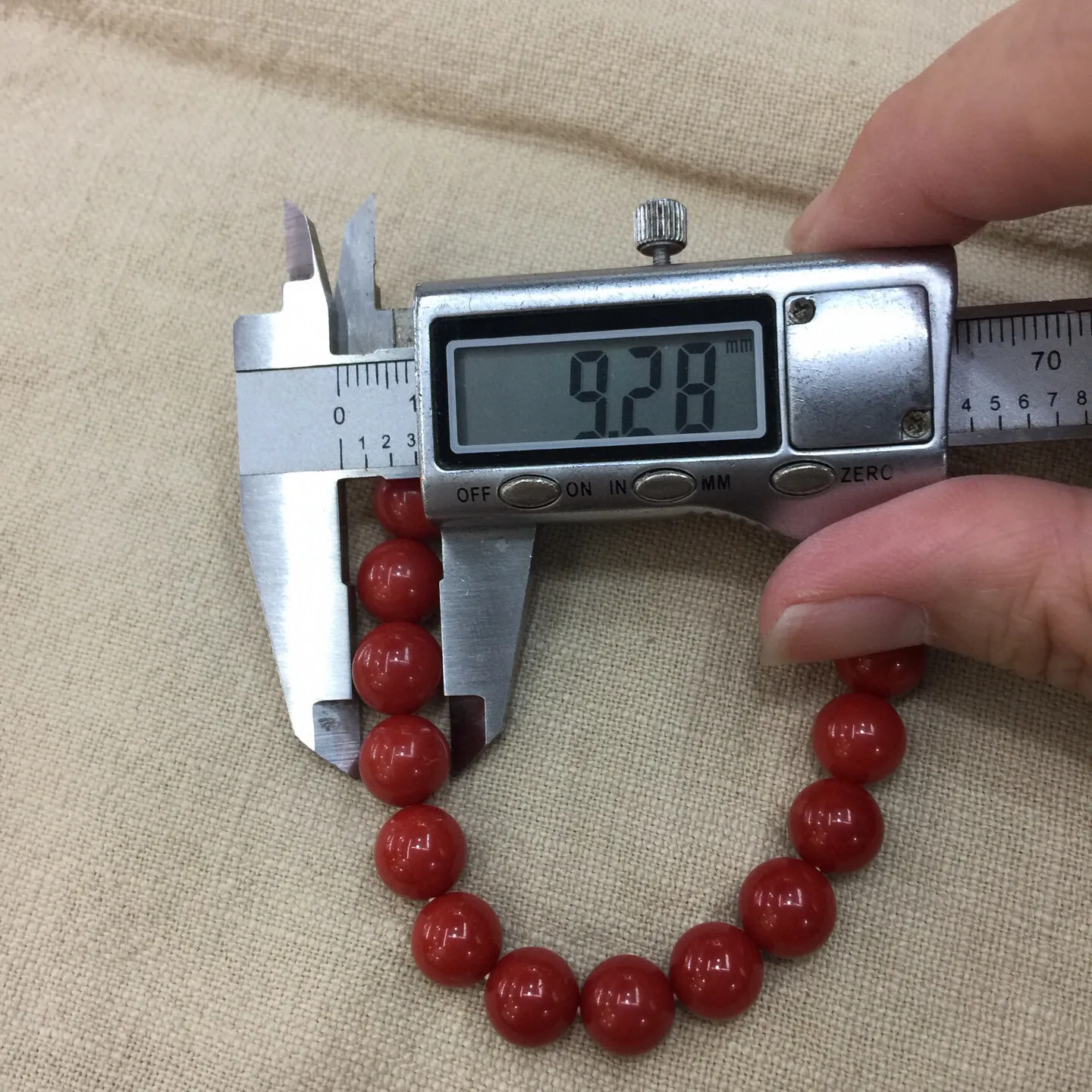 【天然近牛血珊瑚9.28mm大圆珠弹力手串】近牛血红颜色，光泽柔润透亮，直径约为9.28-8.5mm，重量为20.59克，珊瑚本为佛教珍宝，来自深海千年生长，有生长纹，属于有机宝石，气场强大，材料意大利沙丁材料，稀少珍贵！每粒均为天然无添加无修补！收藏精品！传承宝贝！