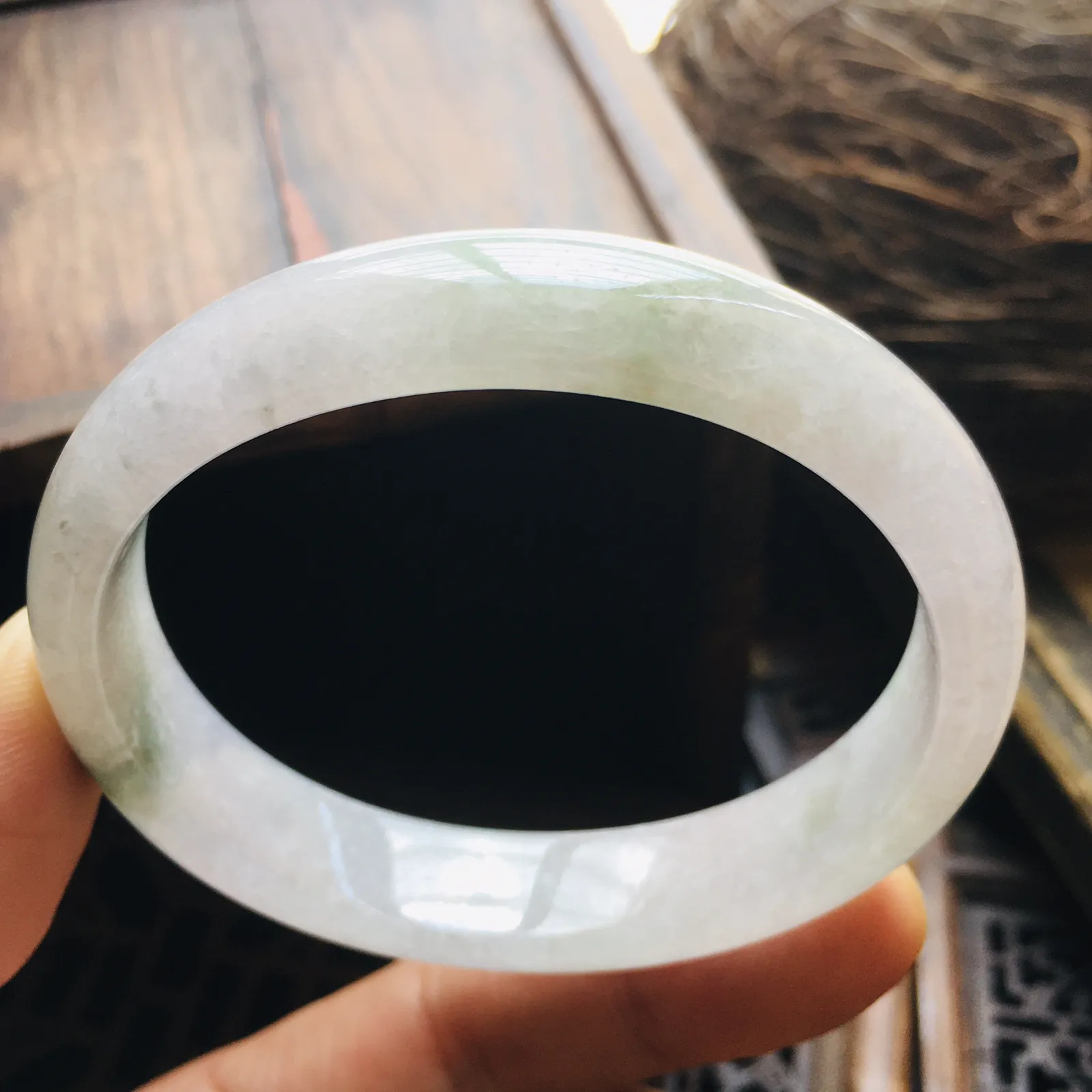 贵妃55.6冰飘花手镯，特色韵味雪花棉，自然光实拍～尺寸：55.6*48.3*12.1*6.9（毫米），适合正圈53.5圈口大小，手工测量略有误差