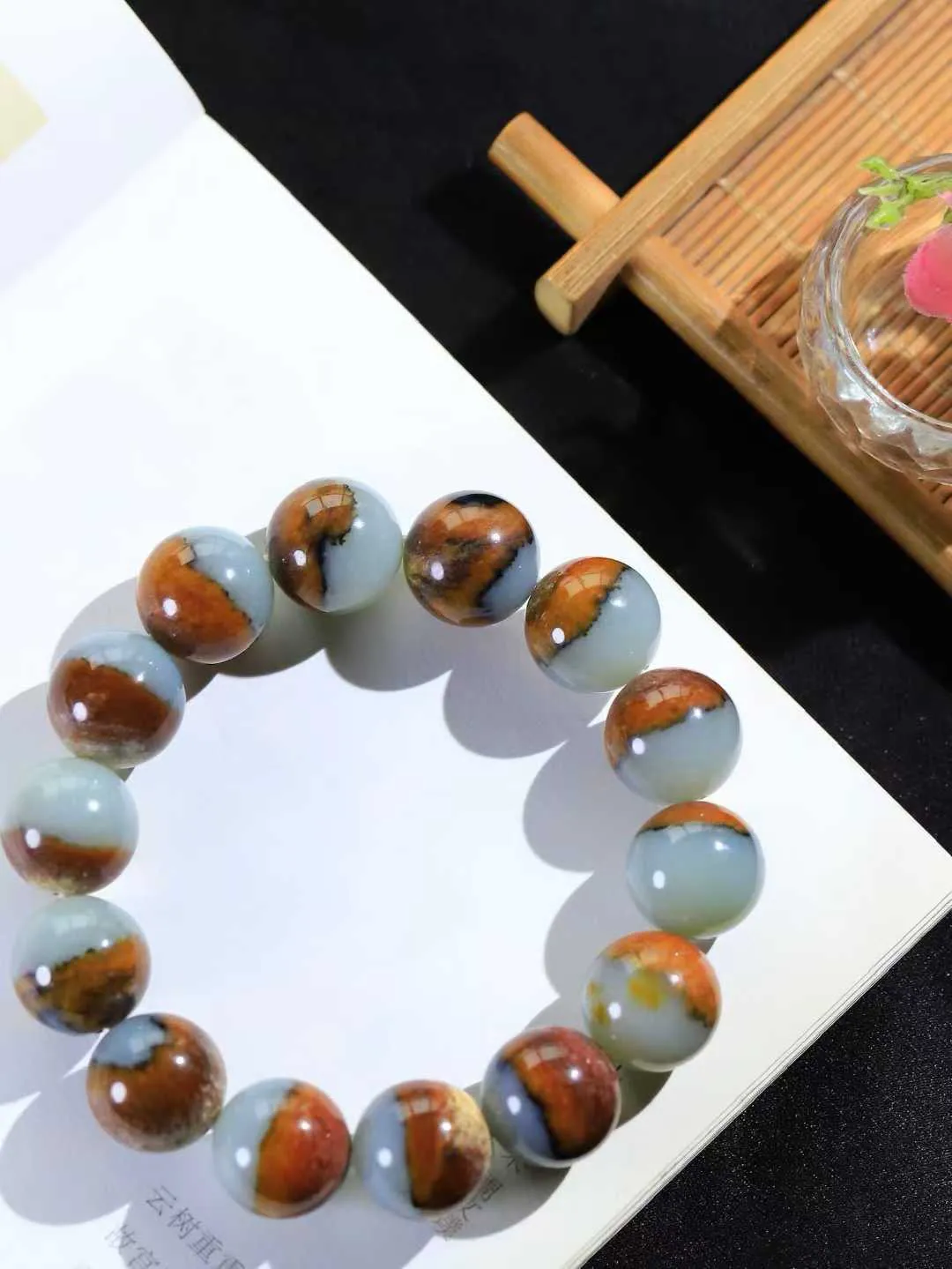 【珠圆玉润.手串】

精品️和田玉三色珠圆玉润手串 玉质温润细腻  整串打磨圆润，佩戴舒适。珠珠落玉盘，间关莺语花底滑，一生美好时光，无论身在何处，都有它相伴相守。事事顺遂，幸福美满，吉祥如意。重86.3克 尺寸取一15.8mm  FDA-22110633