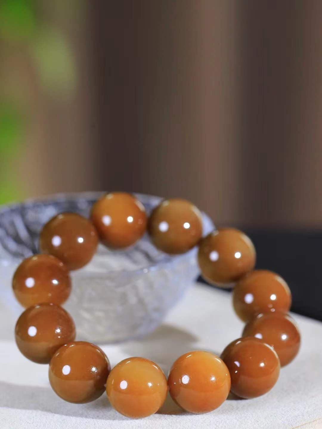 【珠圆玉润.手串】

精品和田玉糖白玉珠圆玉润手串 玉质温润细腻  整串打磨圆润，佩戴舒适。珠珠落玉盘，间关莺语花底滑，一生美好时光，无论身在何处，都有它相伴相守。事事顺遂，幸福美满，吉祥如意。重143.2克   尺寸取一19.9mm   FDL-691151300