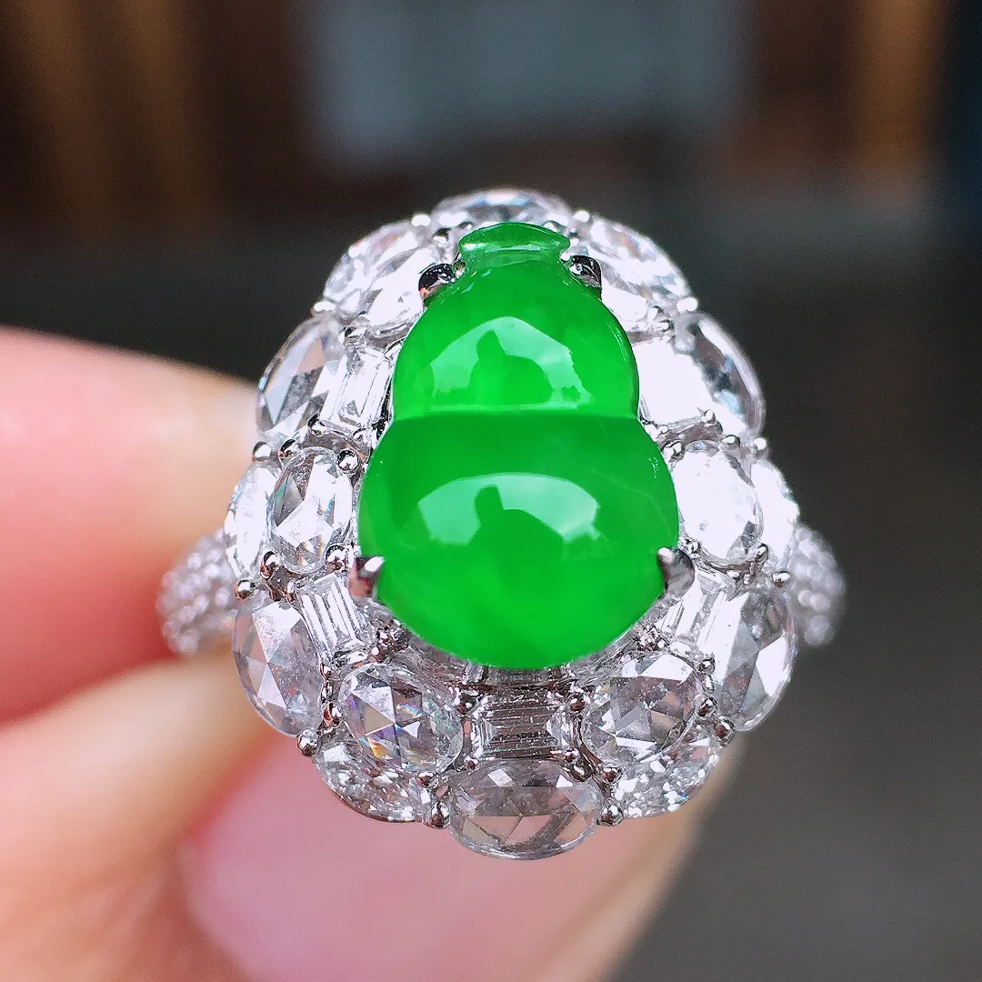 阳绿葫芦戒指，色泽均匀艳丽，玉质细腻，荧光感超
强，饱满圆润，尽显优雅气质，18k
金豪华镶嵌