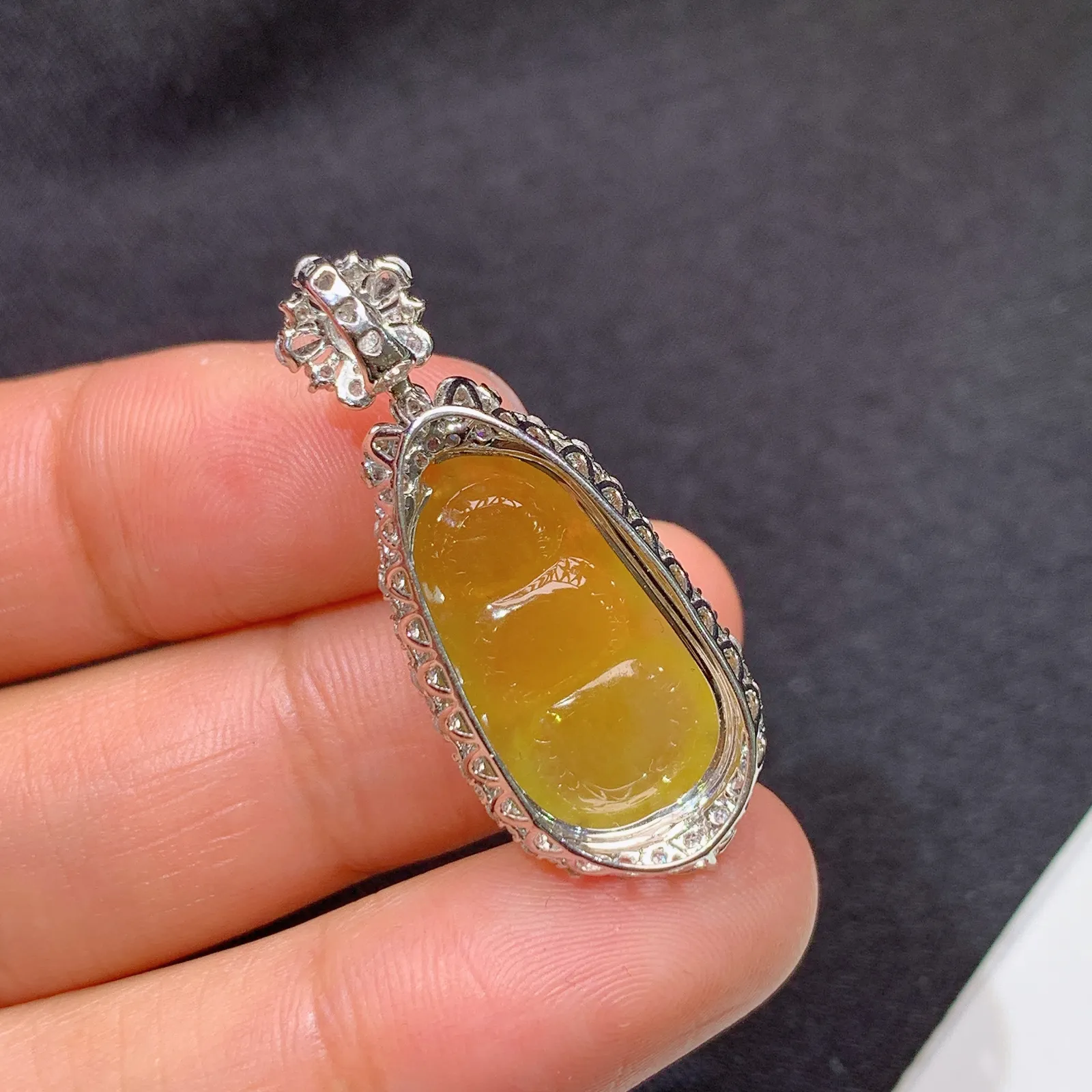 冰种黄翡福豆吊坠，18k金镶嵌，色泽鲜艳，水色超佳 尺寸34.2*14.1*9.2