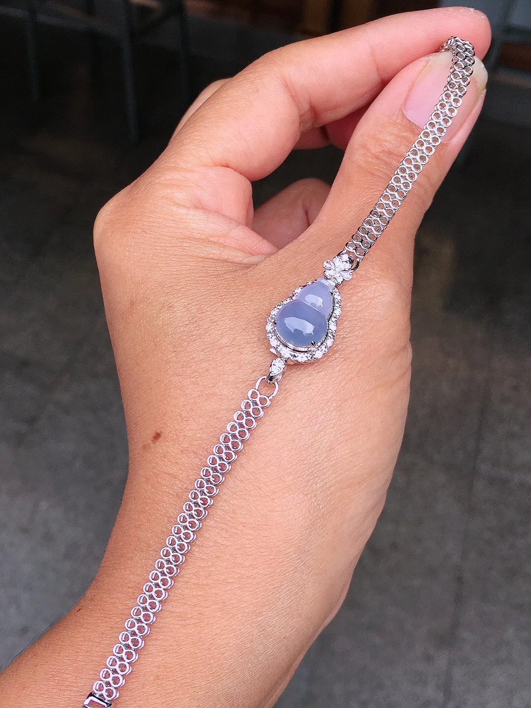 紫罗兰葫芦手链/吊坠两用款，色泽均匀艳丽，玉质细腻，荧光感超
强，饱满圆润，尽显优雅气质，18k
金豪华镶嵌