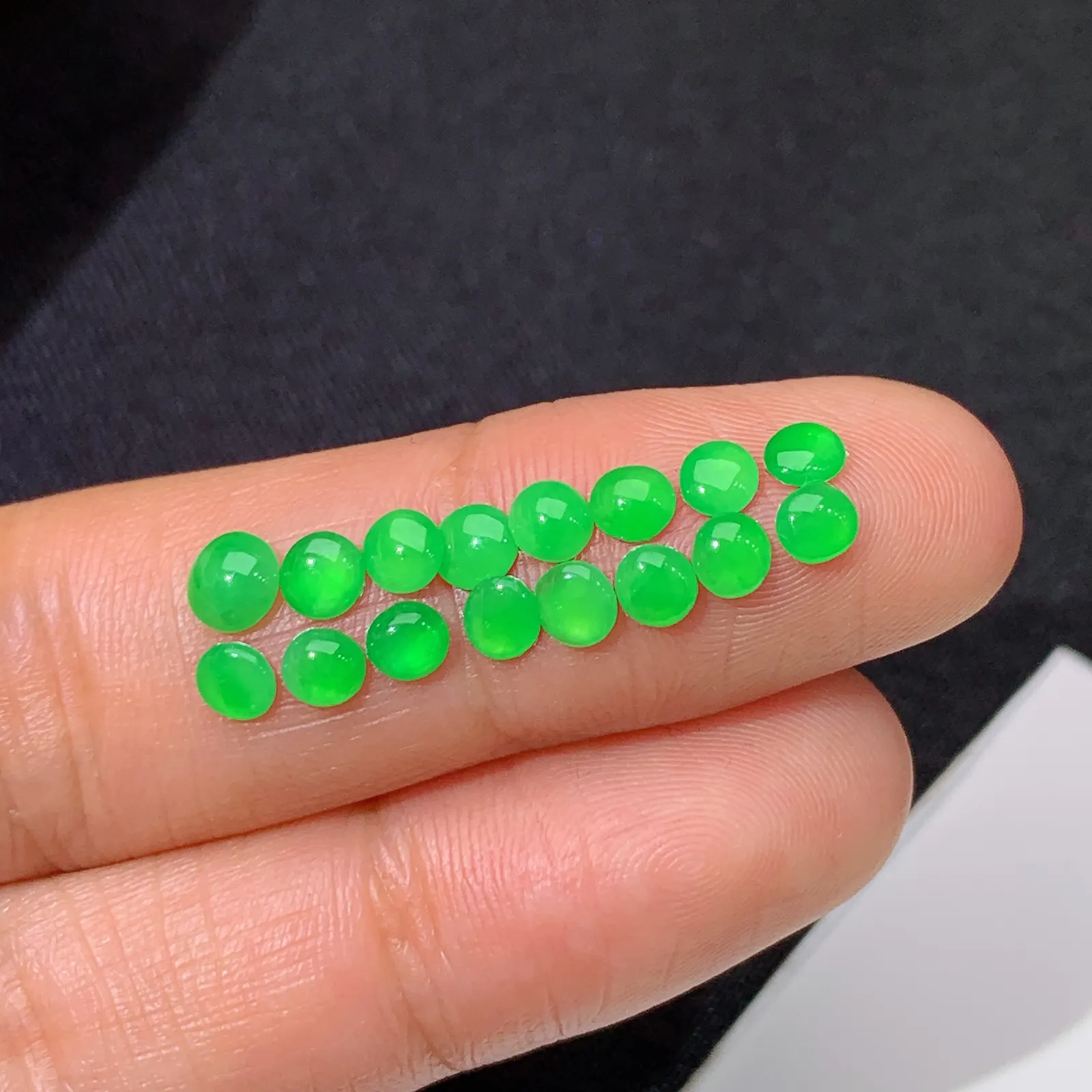 冰阳绿蛋面一手，镶嵌佳品，冰润色阳，玉质细腻，种水足 尺寸3.9*3.7*1.8