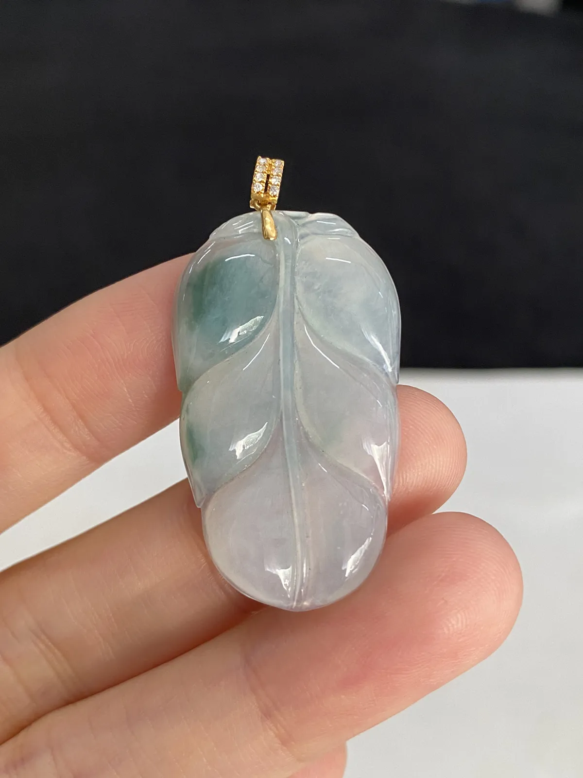 翡翠冰糯种白色叶子，伴钻石