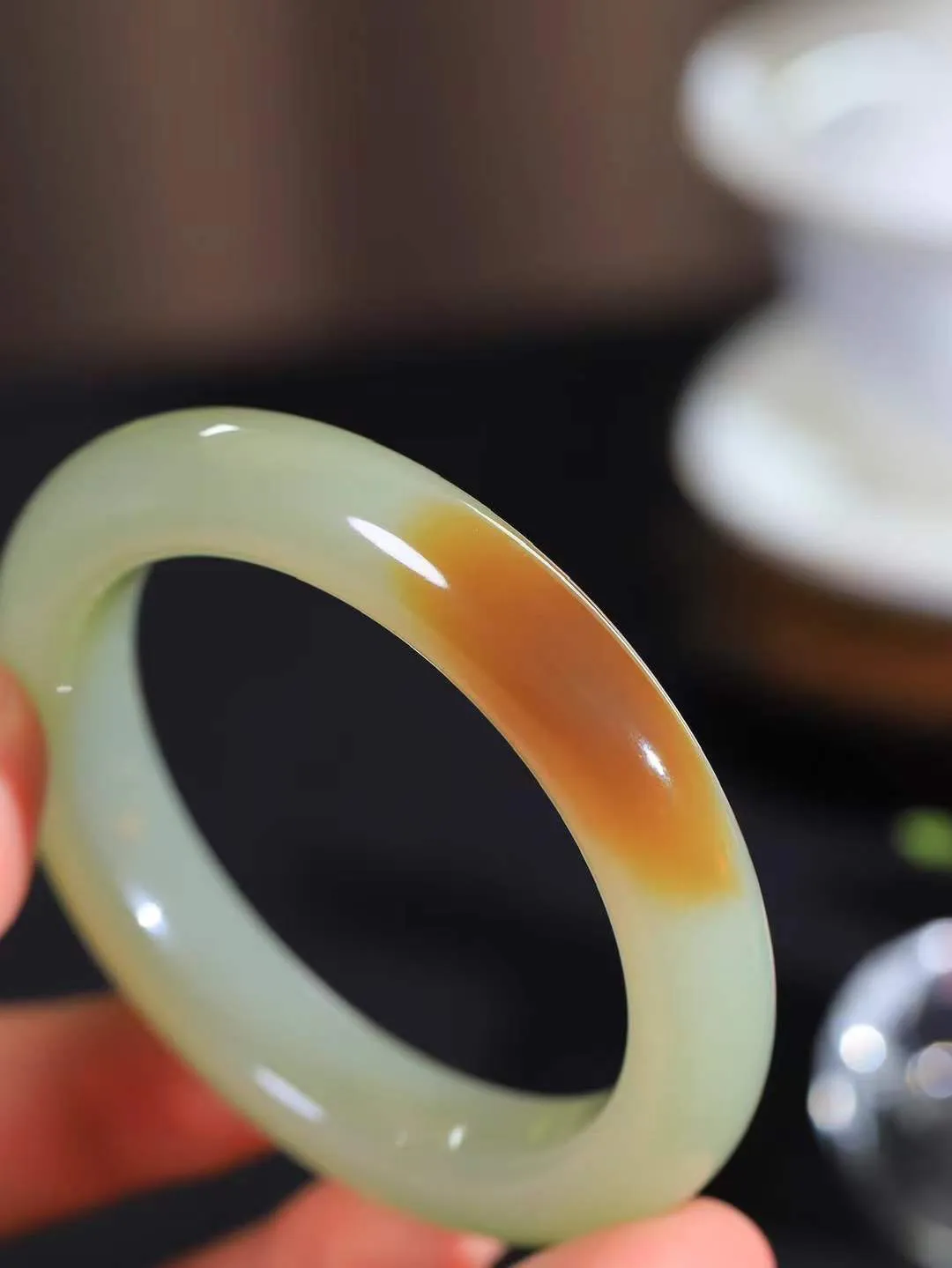 【暖玉生香·手镯】

精品和田玉糖白玉手镯，质地油润细腻，色泽高贵典雅，镯型古朴典雅。在诗情画意的雨巷相遇，你是我腕间的一抹风情，有你眸有深情，清风荡漾湖间静水，我愿俯身低眉，在烟波涟漪处，寻你深情倩影。内径55.5mm尺寸12-10.2mm重60.6克fDL-181171300