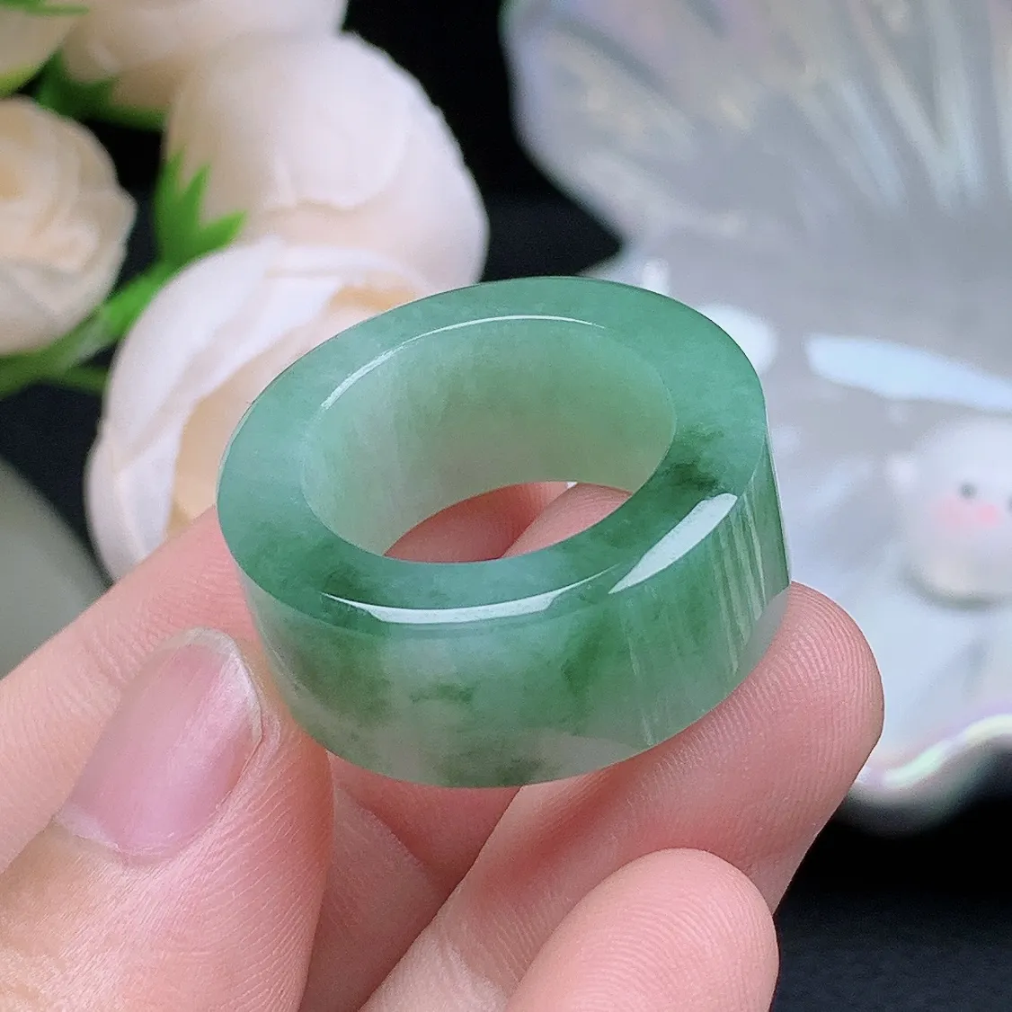 缅甸老坑种翡翠水润飘绿花扳指玉指环  水润通透 尺寸：19-12.2-5.3mm 20号圈口5S