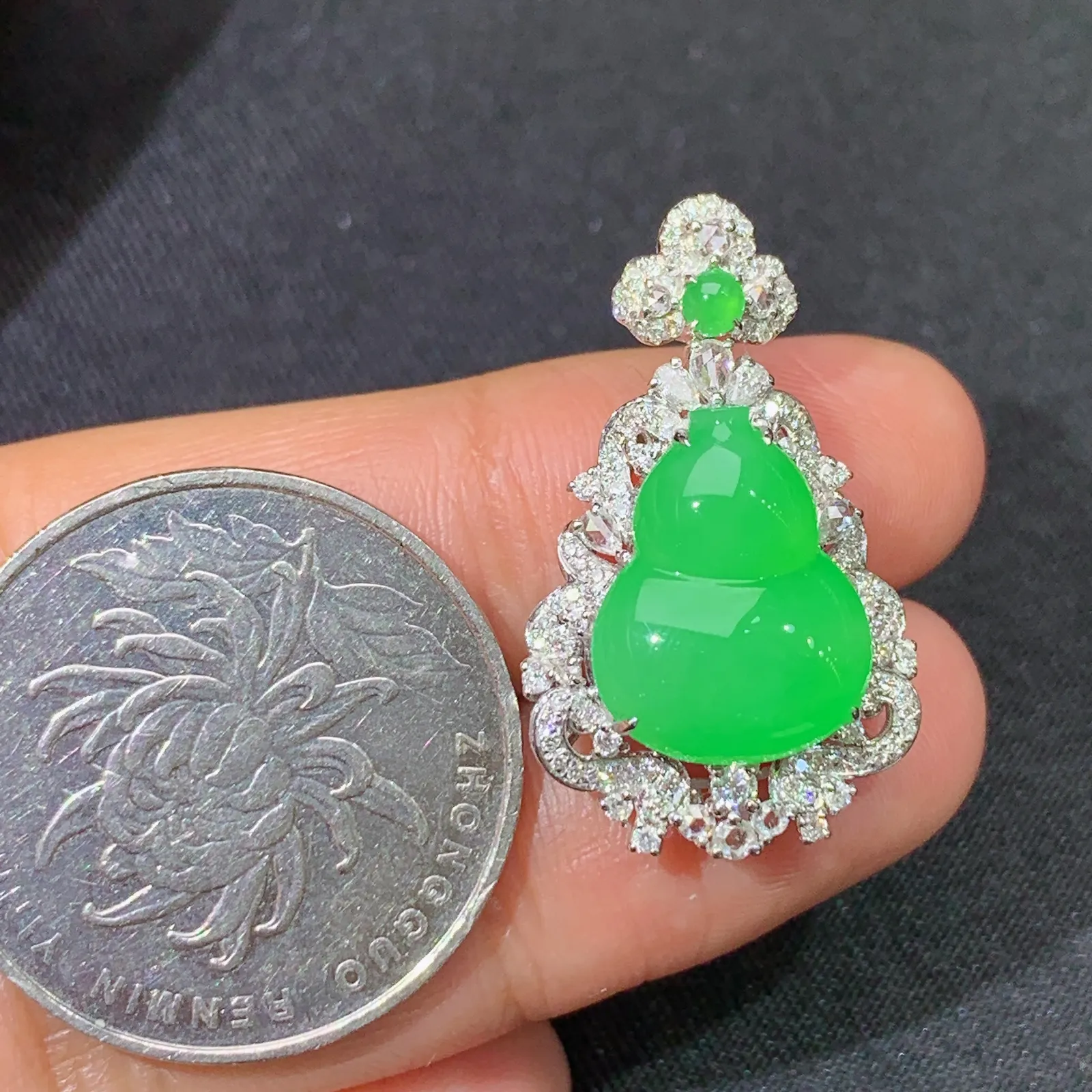 阳绿葫芦吊坠，18k金镶嵌，色泽鲜阳，冰润细腻，种水足 尺寸27.2*16.3*8.5