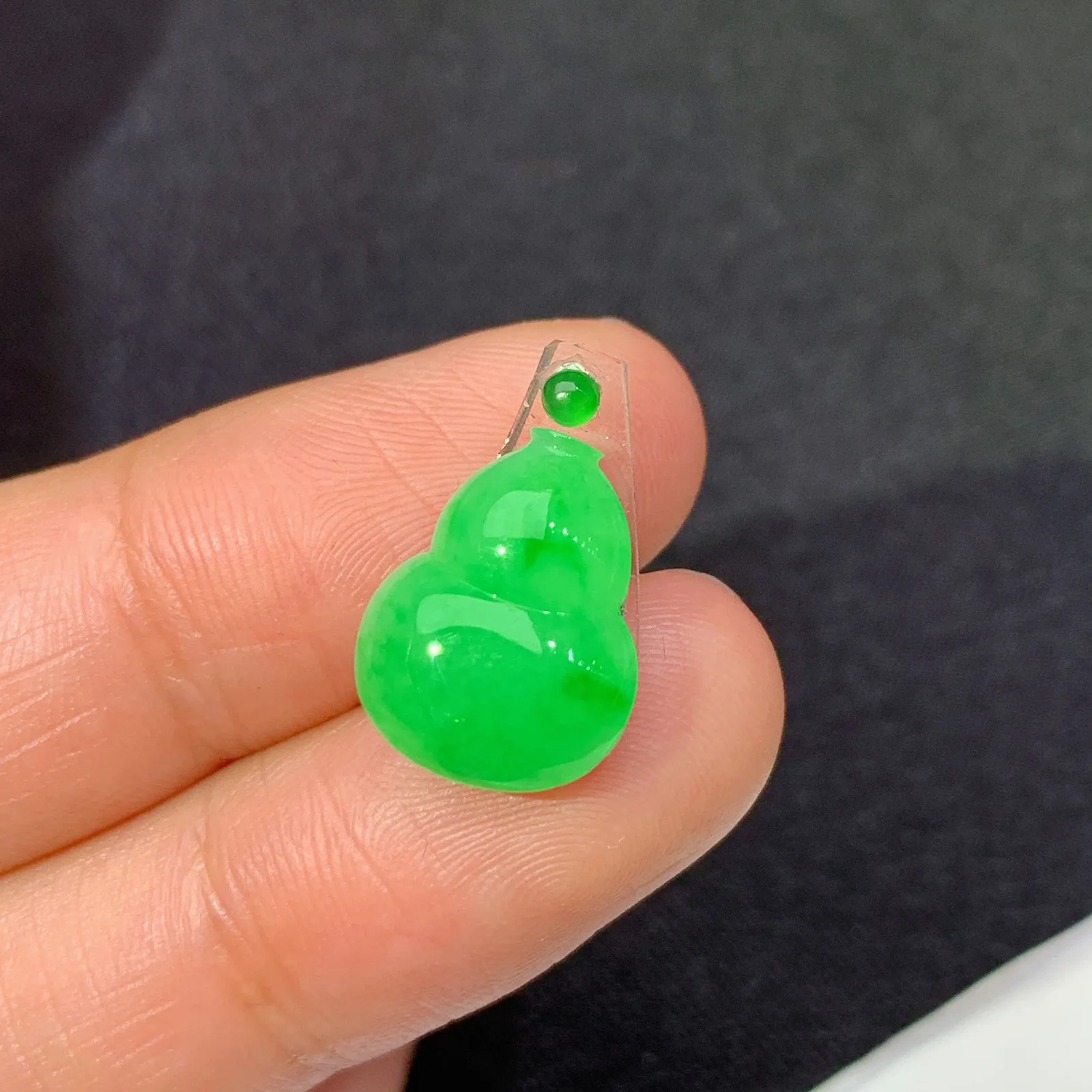 阳绿葫芦，镶嵌佳品，冰润色阳，种水足 尺寸13.5*10.7*3.3