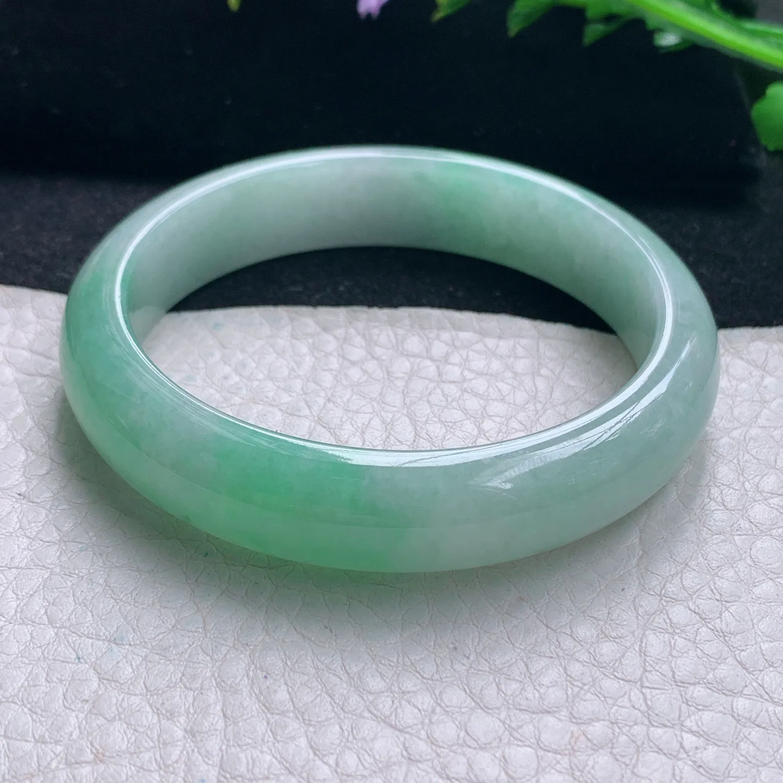 js自然光55*12.5*7.3平安镯 缅甸翡翠a货手镯飘绿清新宽边玉手环