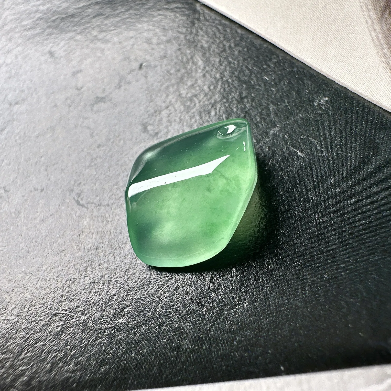 【冰种木那绿随形裸石】雪花棉，质地非常细腻干净，冰润十足，种老冰透，收藏品质