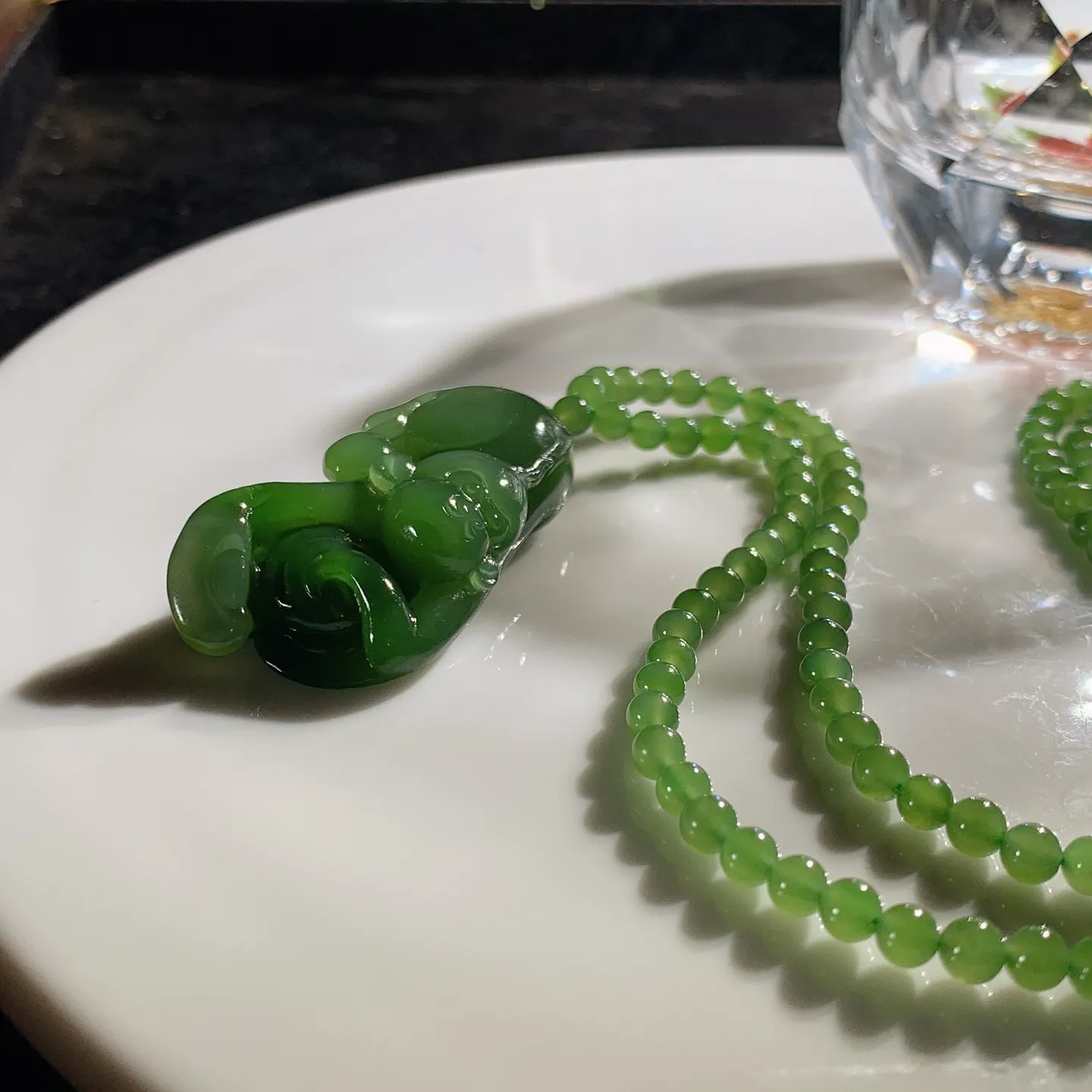 和田玉阳绿俄罗斯碧玉灵猴献寿猴子挂件。尺寸41/22/11重28克。玉质细腻油润。手推出油。佩戴高端典雅。lt251113