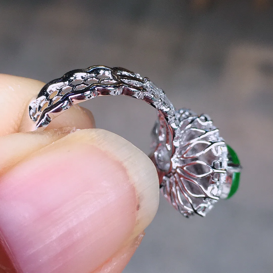 阳绿福豆戒指，色泽均匀艳丽，玉质细腻，荧光感超
强，饱满圆润，尽显优雅气质，18k
金豪华镶嵌