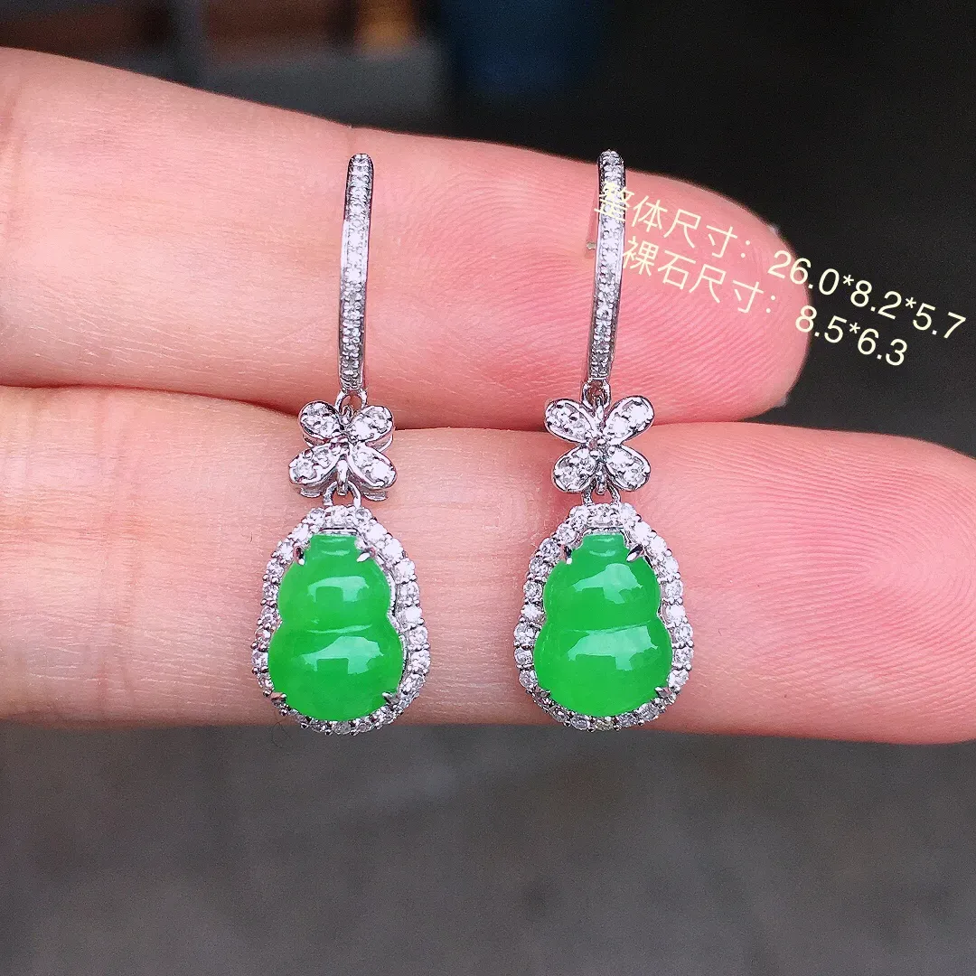 阳绿葫芦耳坠，色泽均匀艳丽，玉质细腻，荧光感超
强，饱满圆润，尽显优雅气质，18k
金豪华镶嵌