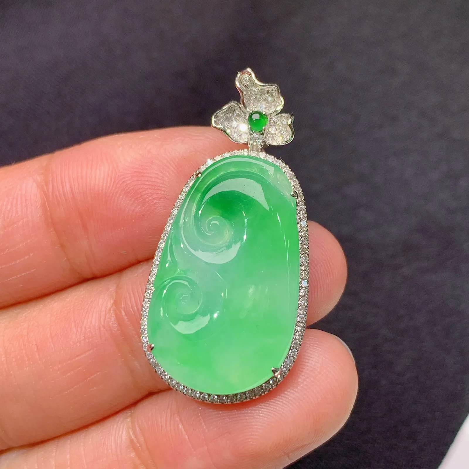 冰飘绿如意吊坠，18k金镶嵌，冰润色阳，玉质细腻，种水足 尺寸32.9*16.2*6.2