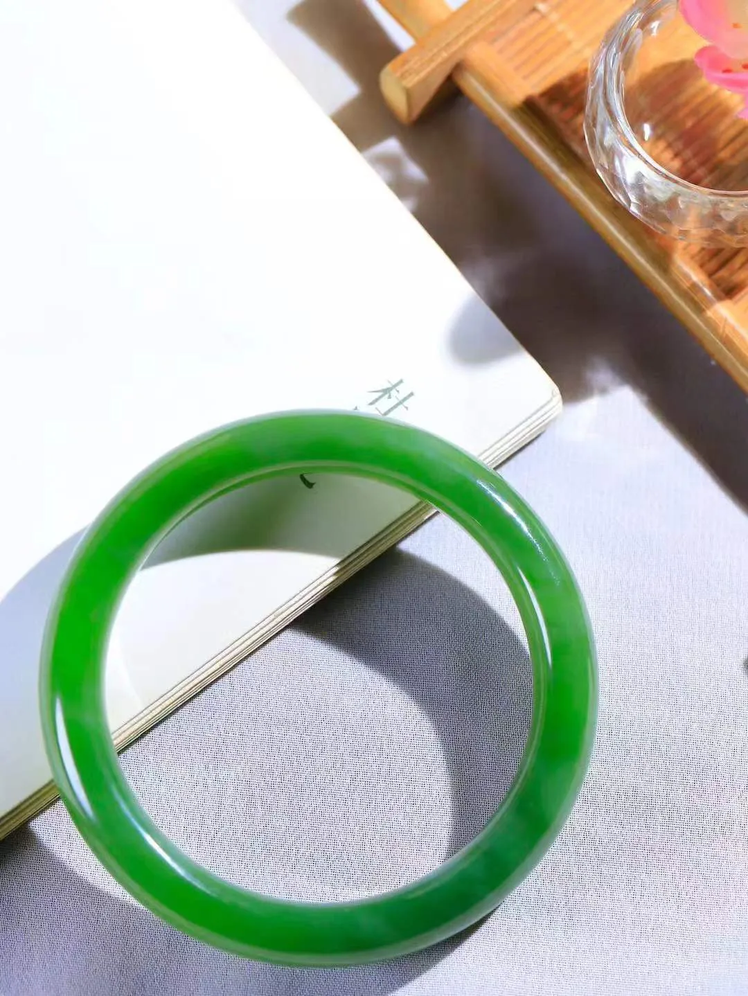 【碧波流转·手镯】

收藏级臻品️和田玉碧玉猫眼手镯，玉质细腻温润，手感舒适，️线条流畅，简约大气，美自天成，佩戴于腕间，婉约之美，举手投足间透出那份低调奢华，醉人心扉。
重50.7克 内径圈口57.5mm尺寸11.4-8.9mm  FDA-131101308