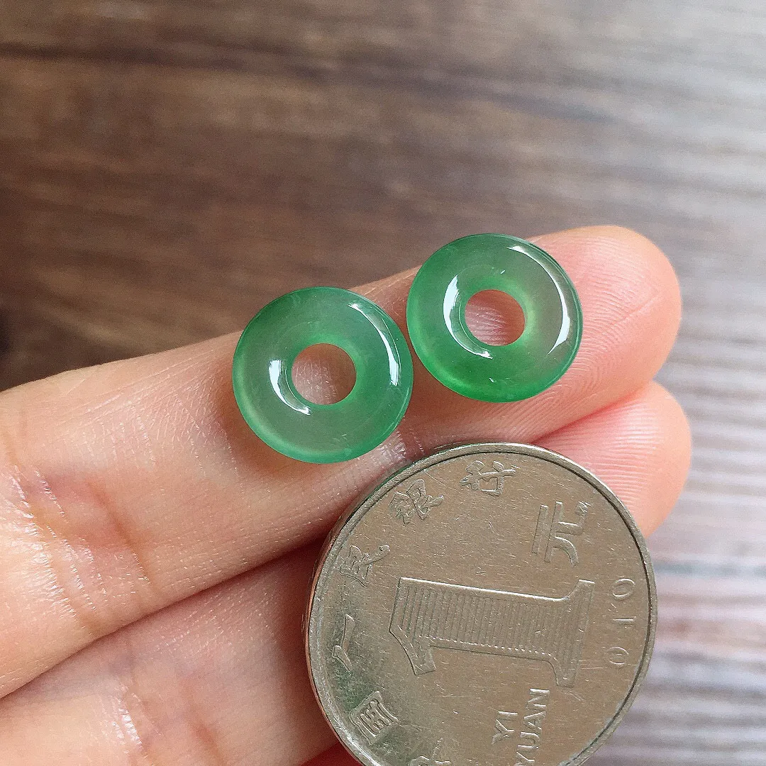 冰晴底甜甜圈一对，镶嵌佳品，冰润细腻，种水足 尺寸11.3*2.6