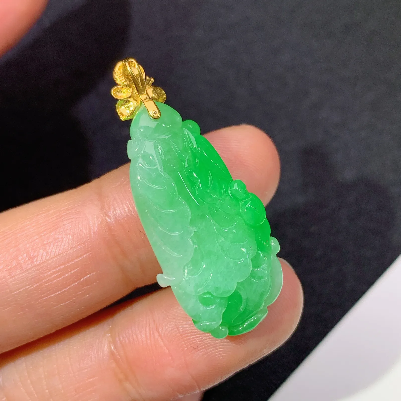 冰飘绿白菜吊坠，18k金镶嵌，冰润细腻，色阳，种水足 尺寸34*14.4*7