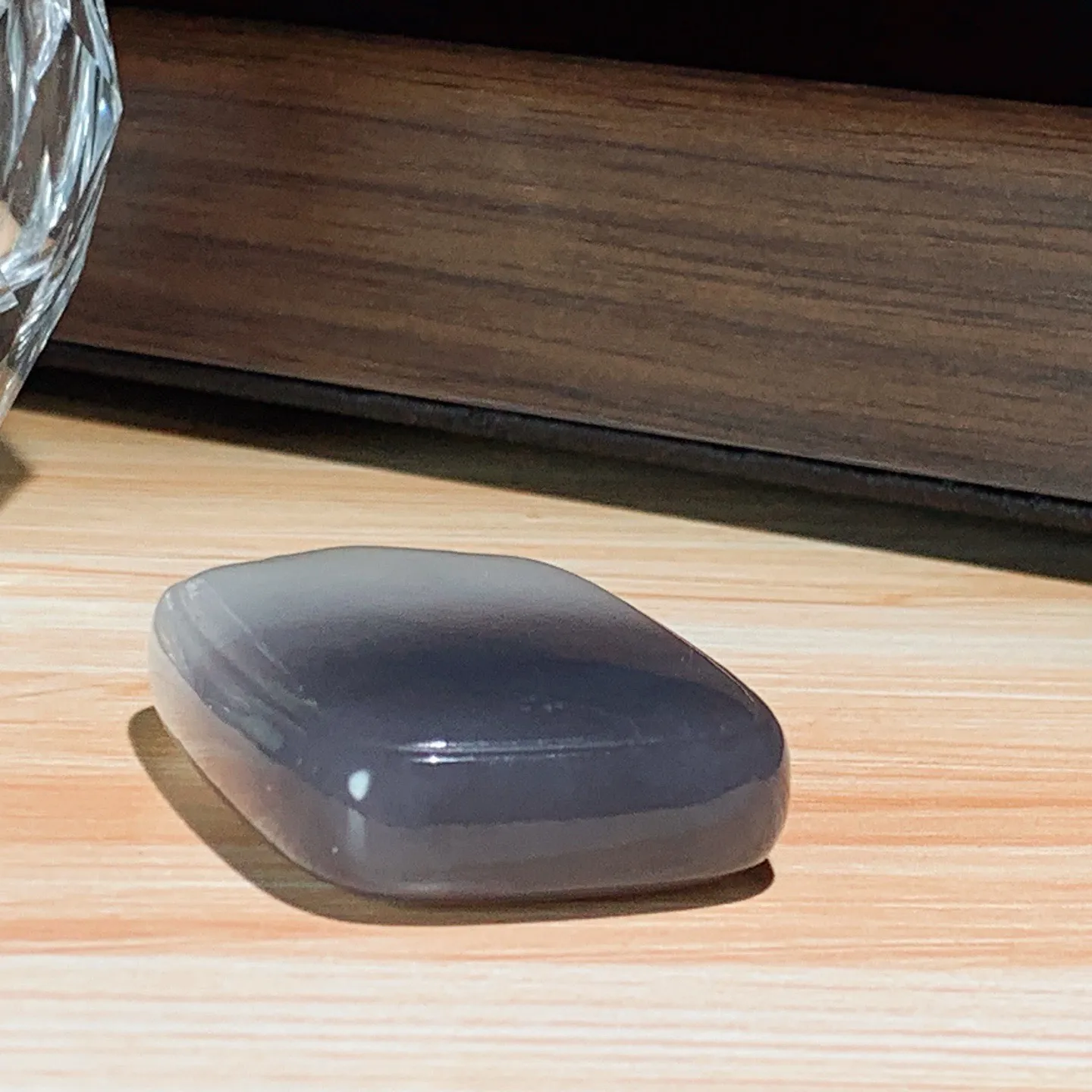 和田玉白加紫罗兰平安无事牌挂件。尺寸52/34/12重50克。玉质细腻油润。手推出油。佩戴高端典雅。lt251113