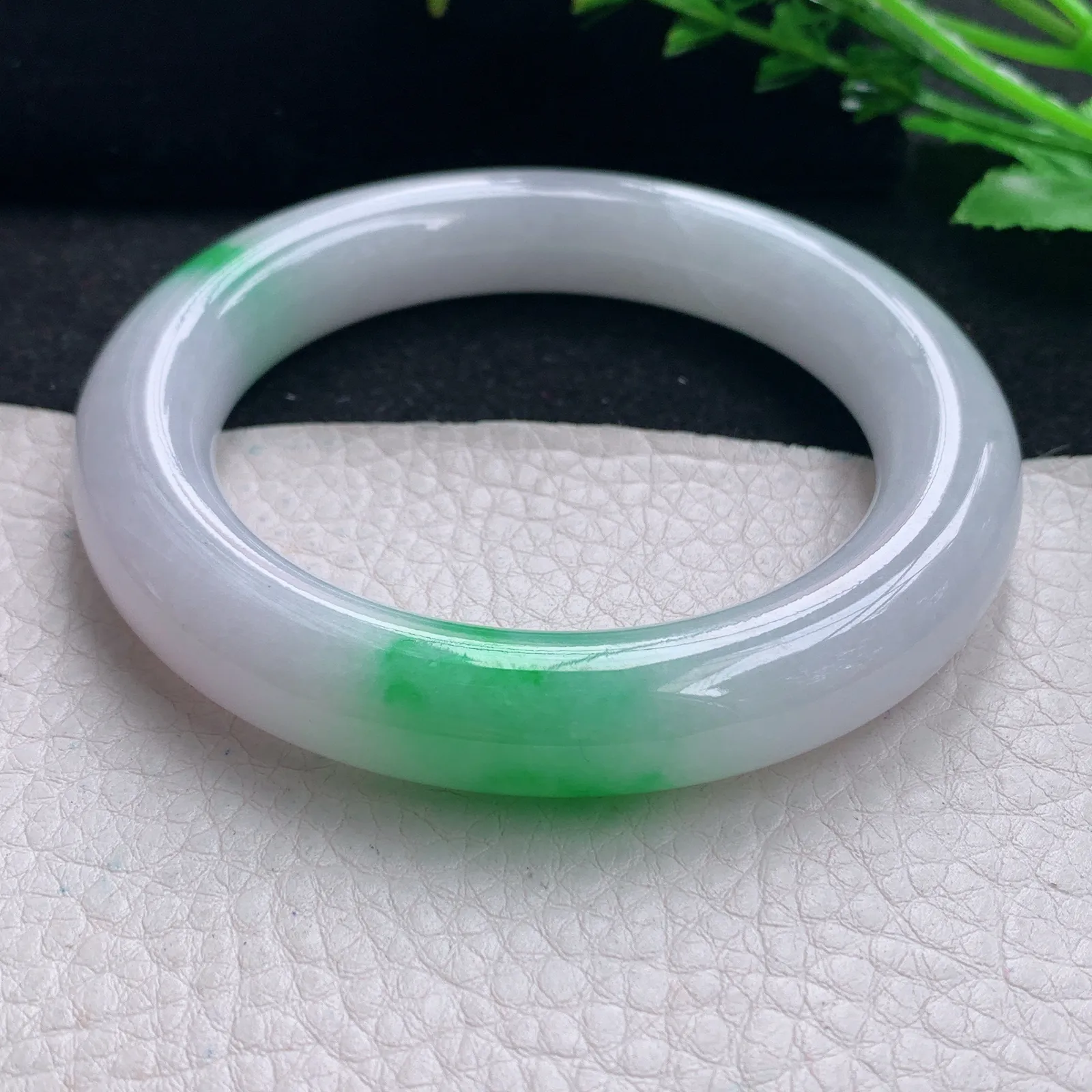 yh自然光58*12胖圆镯 缅甸翡翠a货手镯水润飘阳绿圆条美人镯