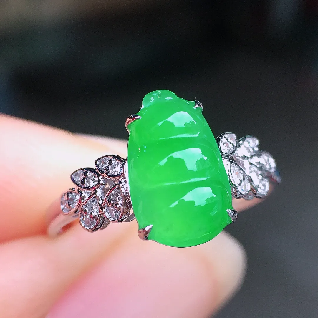 阳绿福豆戒指，色泽均匀艳丽，玉质细腻，荧光感超
强，饱满圆润，尽显优雅气质，18k
金豪华镶嵌