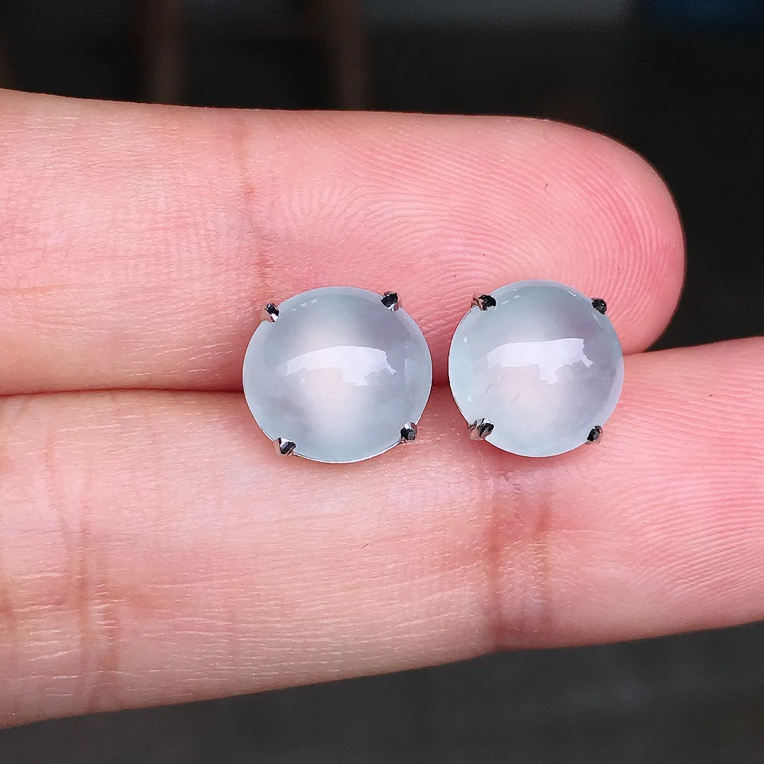 冰种蛋面耳钉，玉质细腻，荧光感超
强，饱满圆润，尽显优雅气质，18k
金豪华镶嵌