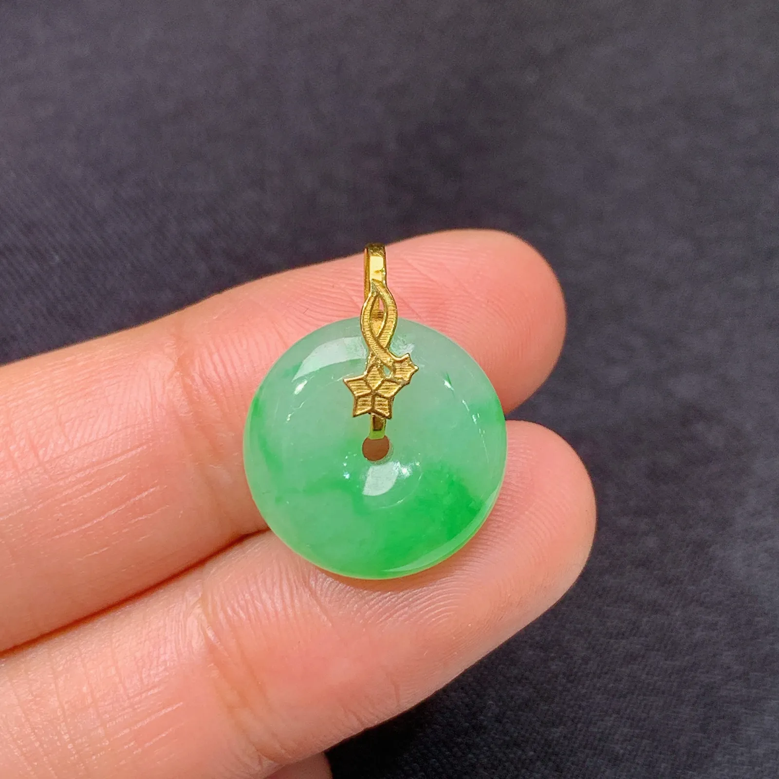 飘绿平安扣吊坠，18k金镶嵌，冰润色阳，玉质细腻，种水足， 尺寸18.8*14.6*4.9
