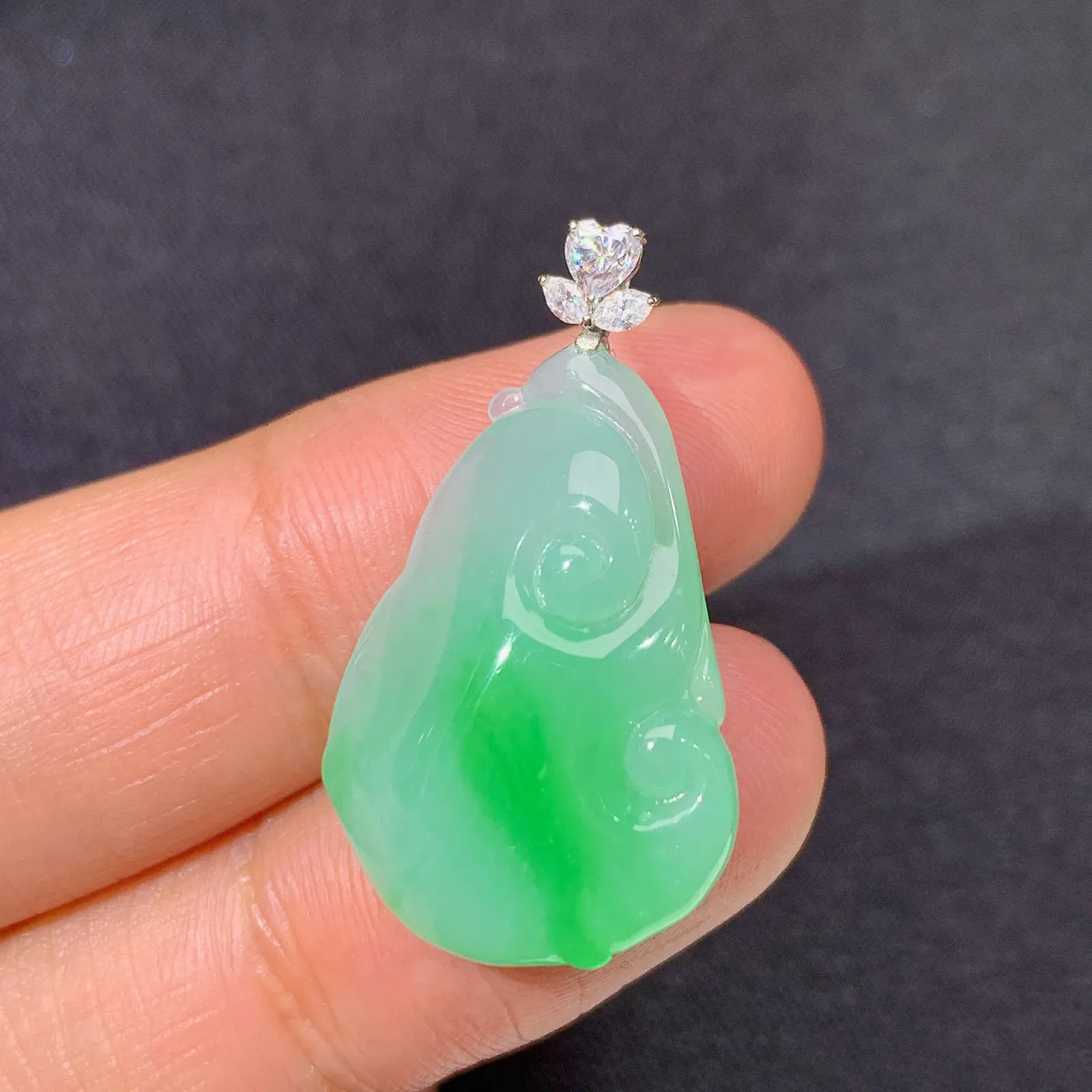 飘绿如意吊坠，18k金镶嵌，冰润色阳，玉质细腻，种水足 尺寸28.4*16.1*6