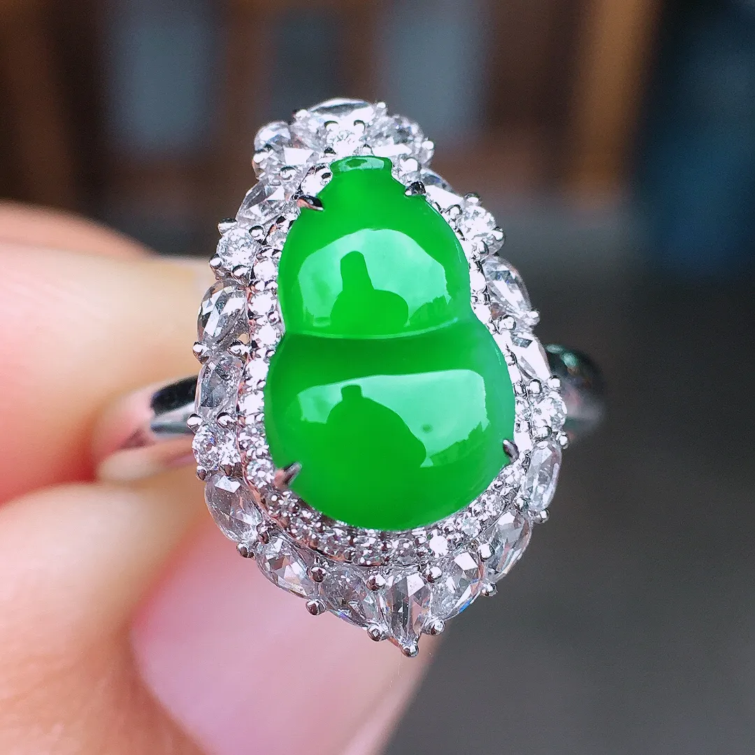 阳绿葫芦戒指，色泽均匀艳丽，玉质细腻，荧光感超
强，饱满圆润，尽显优雅气质，18k
金豪华镶嵌