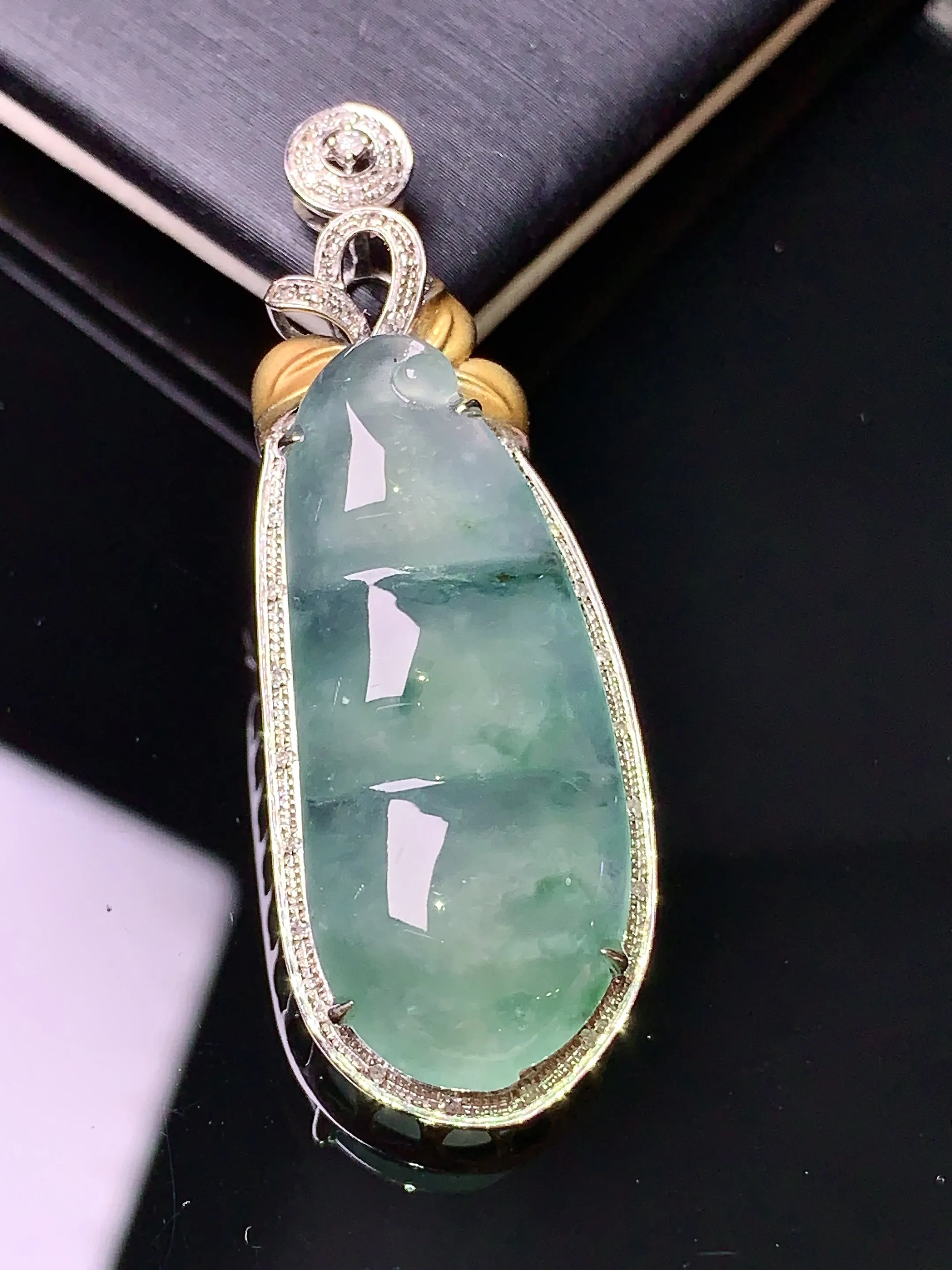 18k金钻镶嵌冰种飘花四季豆吊坠 玉质细腻 色泽清新艳丽 整体尺寸42.8*15.5*9