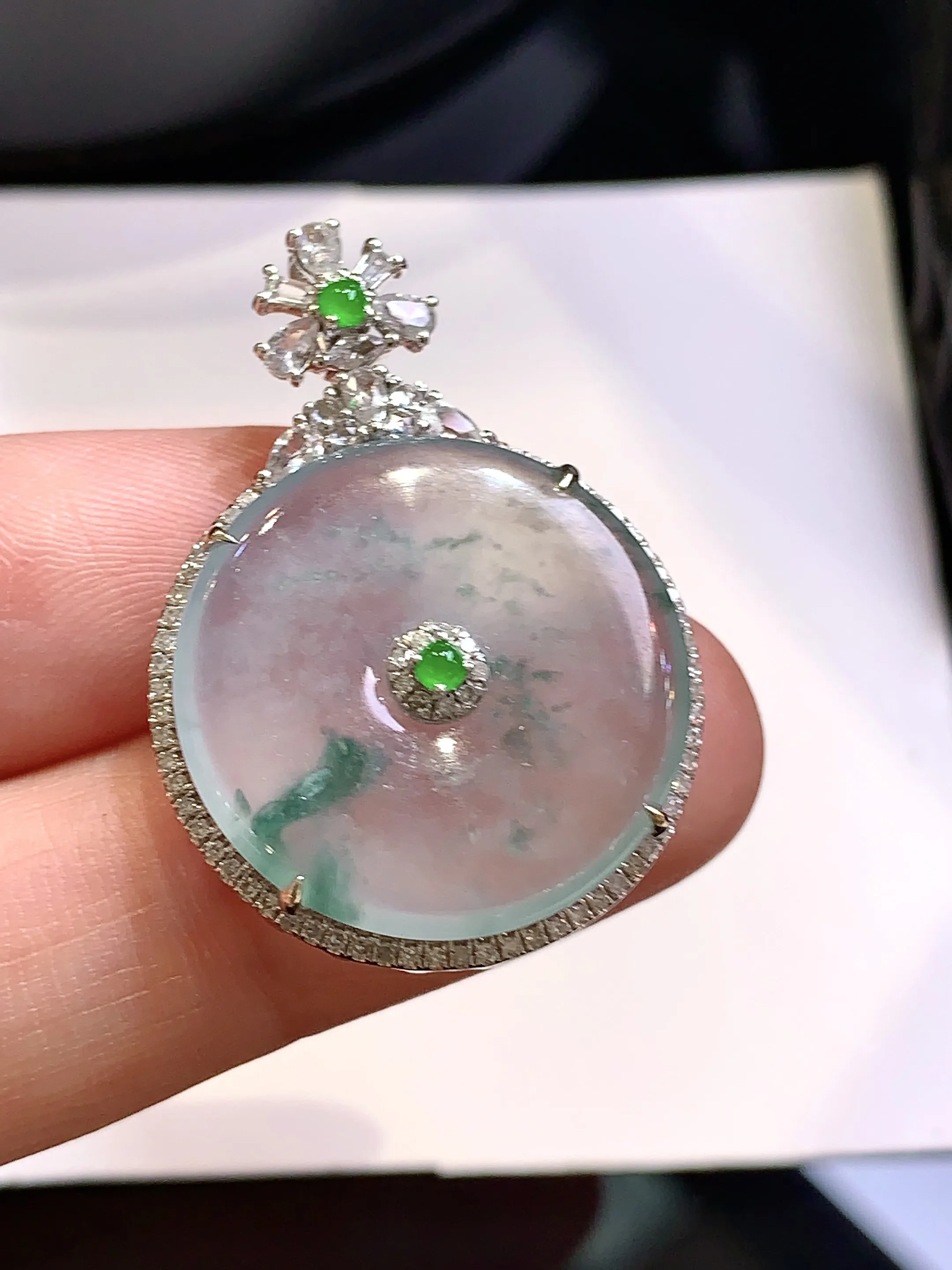 18k金钻镶嵌冰种平安扣吊坠 玉质细腻 色泽清新艳丽  整体尺寸31.3*22.5*5.8