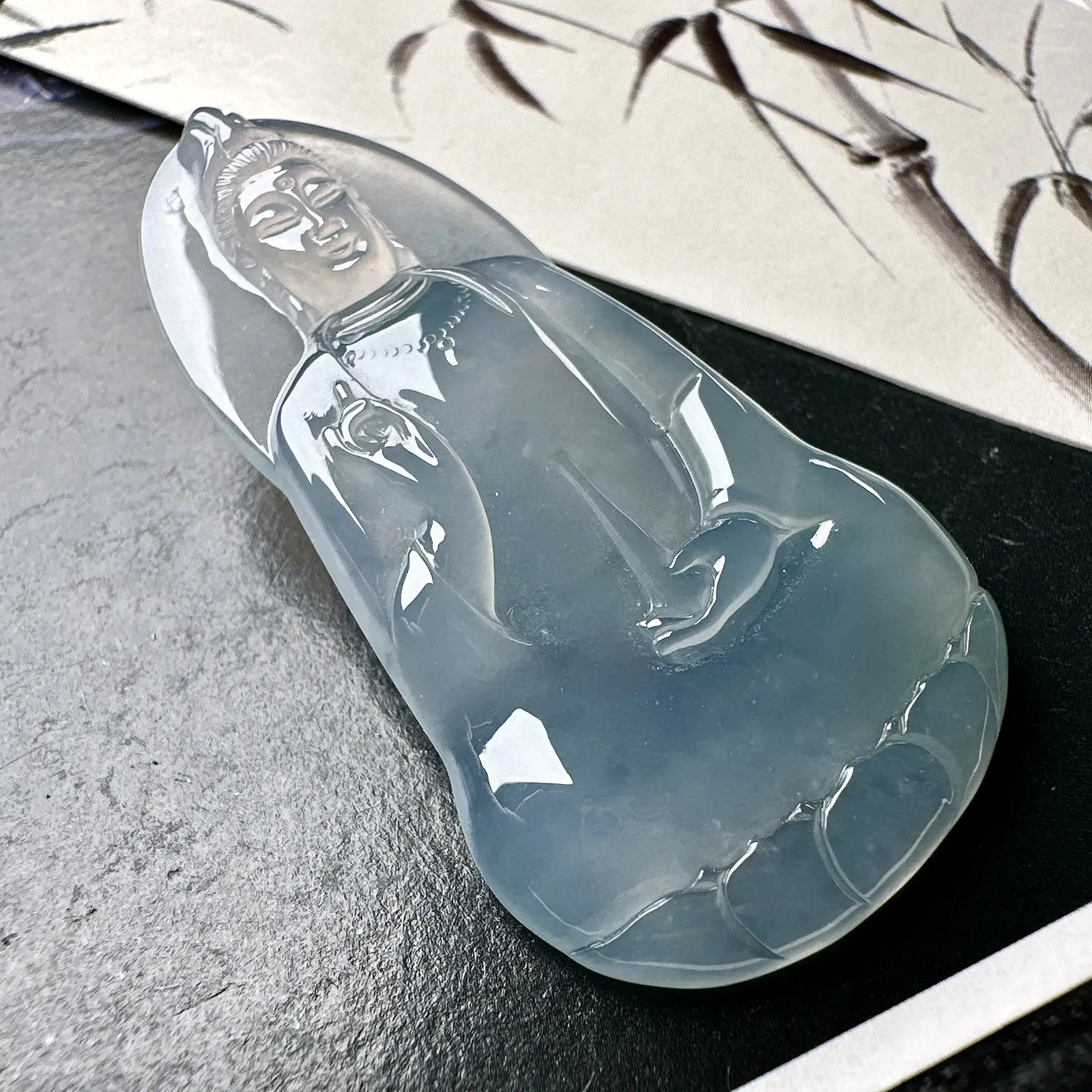 【冰种素衣观音】质地细腻，通透度上佳，冰感十足，适合佩戴