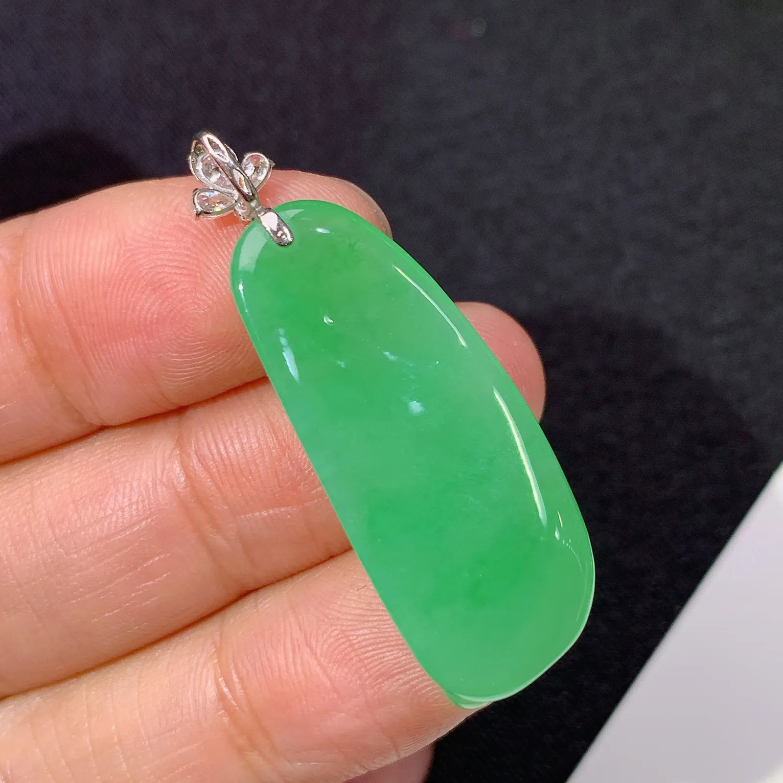 飘绿福瓜吊坠，18k金镶嵌，冰润色阳，玉质细腻，种水足 尺寸38*14.2*5.8