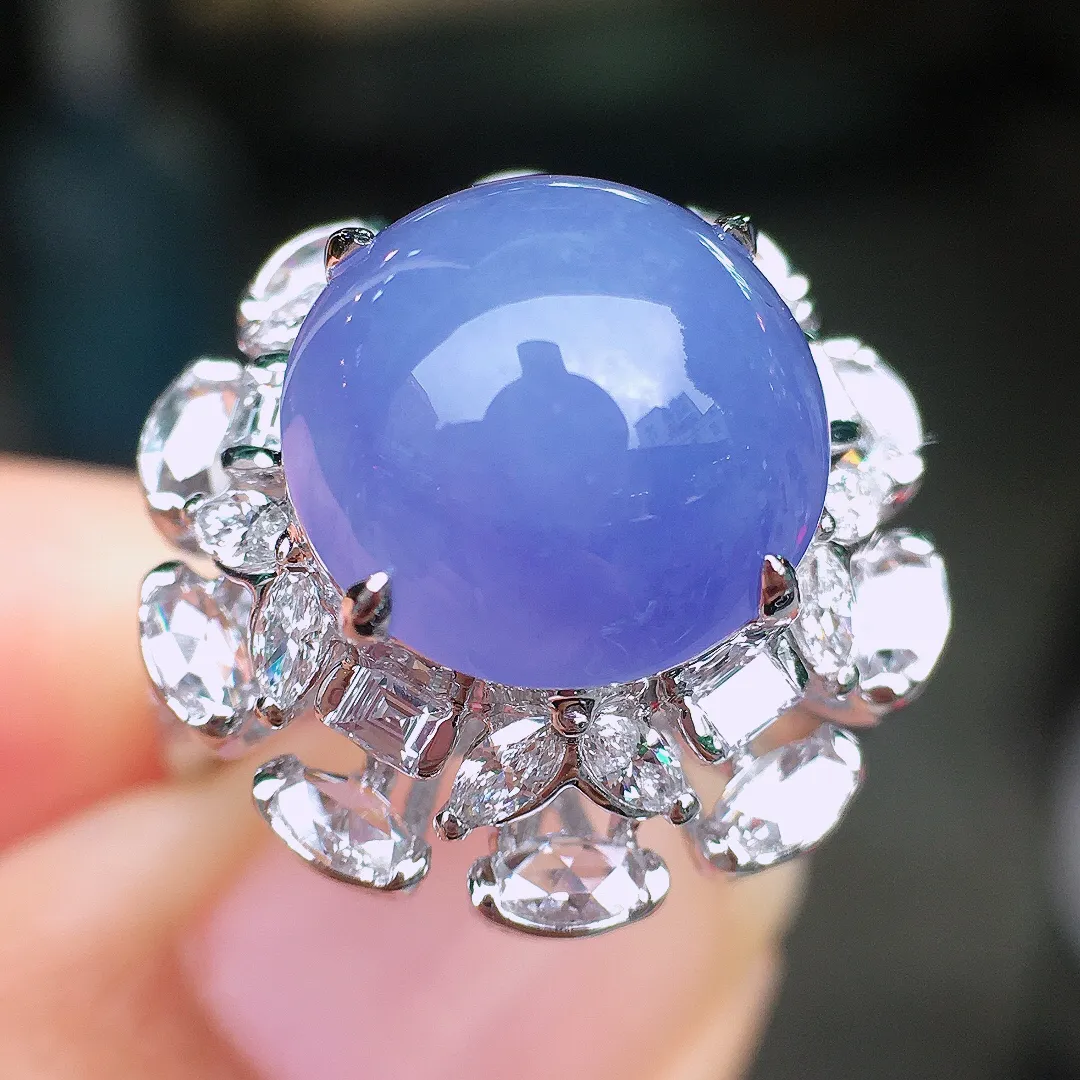 紫罗兰蛋面戒指，色泽均匀艳丽，玉质细腻，荧光感超
强，饱满圆润，尽显优雅气质，18k
金豪华镶嵌