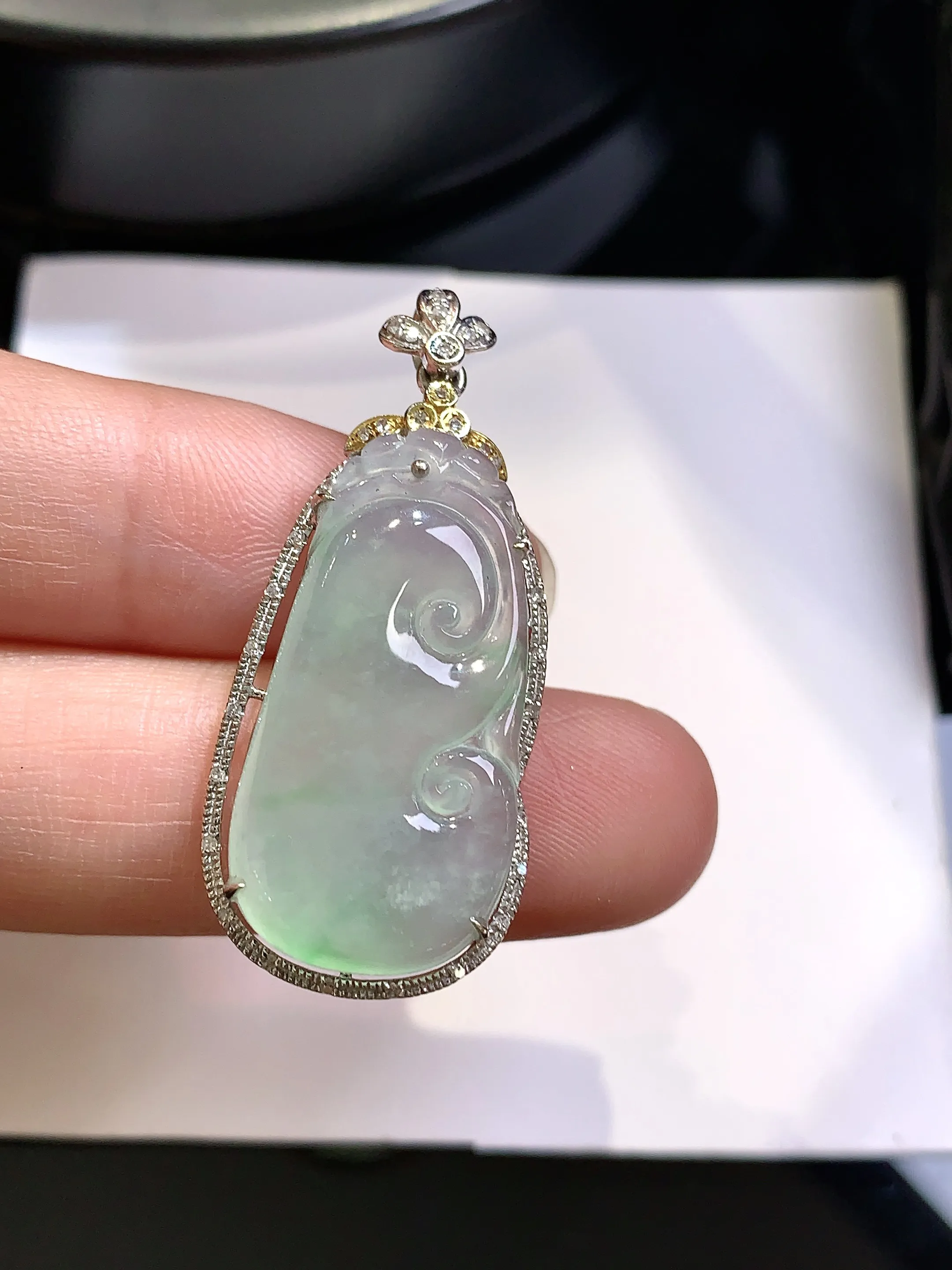 18k金钻镶嵌冰种如意吊坠 玉质细腻 色泽清新艳丽 整体尺寸36.6*16*6.5