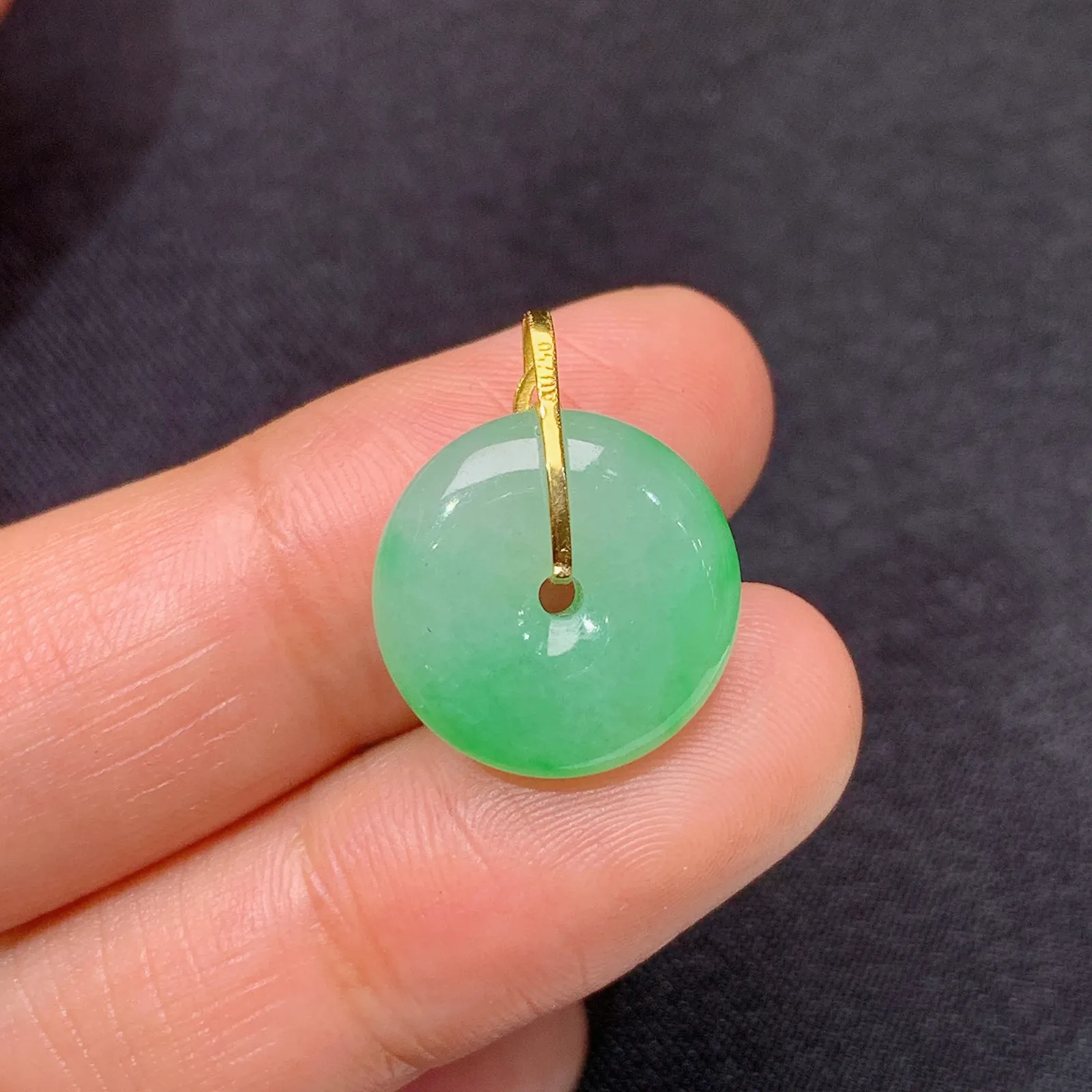 飘绿平安扣吊坠，18k金镶嵌，冰润色阳，玉质细腻，种水足， 尺寸18.8*14.6*4.9