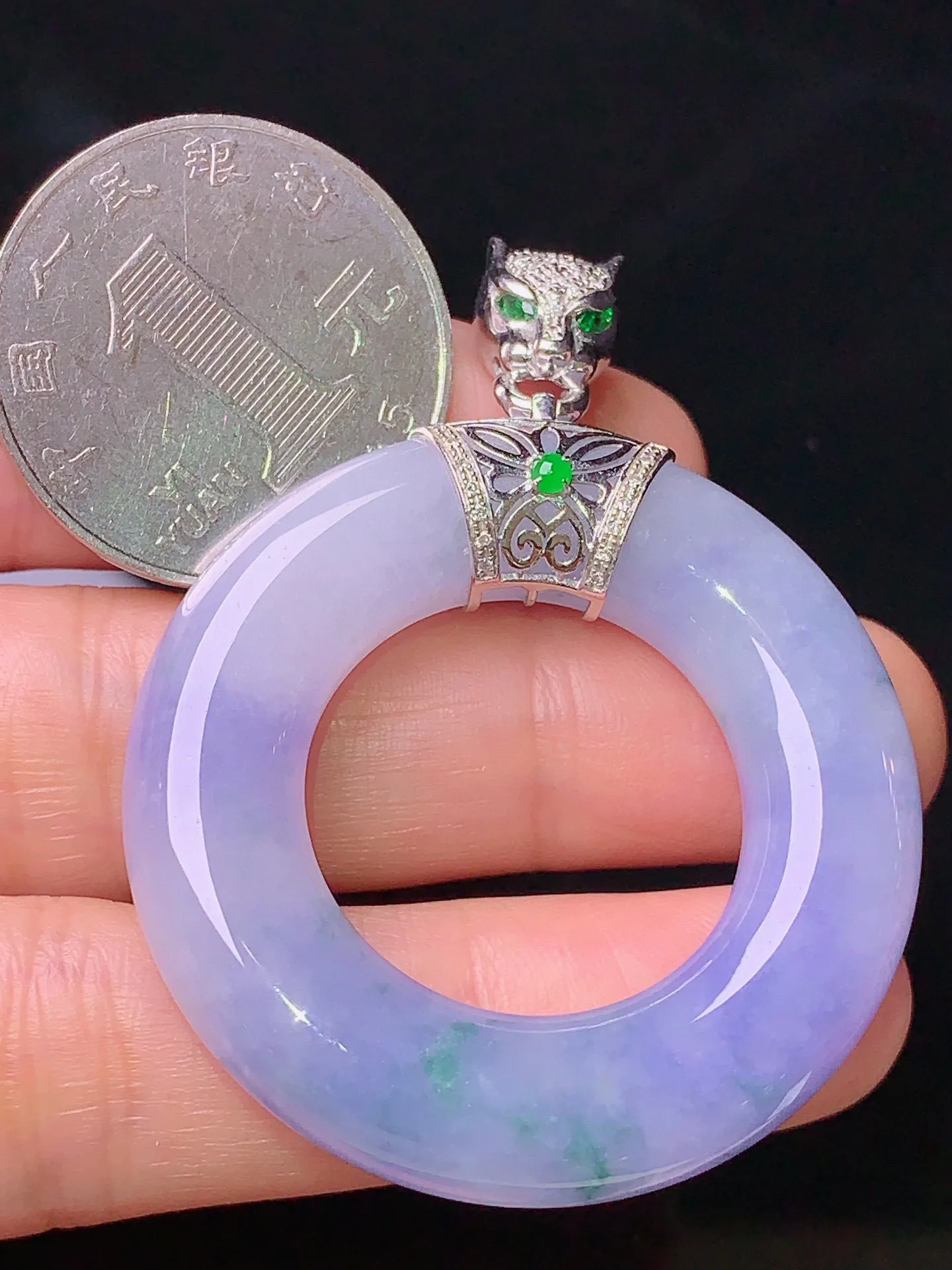 18k金钻镶嵌紫罗兰平安环吊坠 玉质细腻 色泽清新艳丽 整体尺寸52*40*8.2