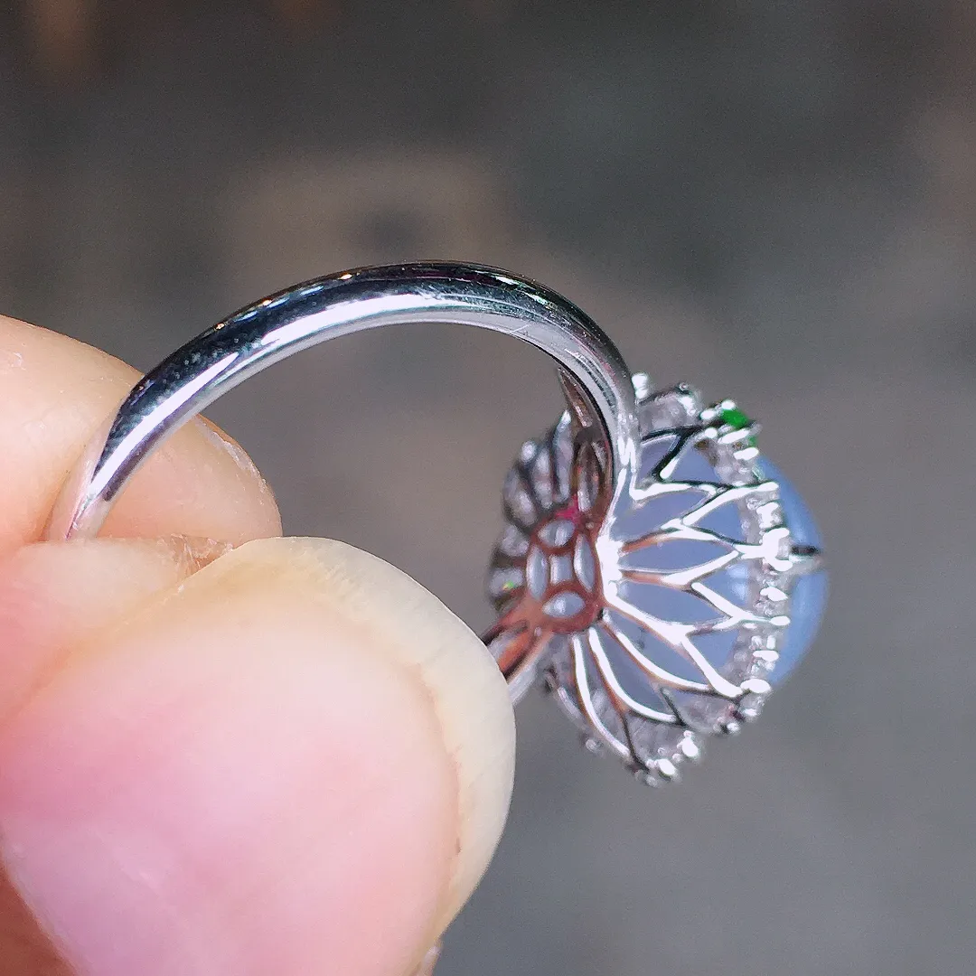 紫罗兰蛋面戒指，色泽均匀艳丽，玉质细腻，荧光感超
强，饱满圆润，尽显优雅气质，18k
金豪华镶嵌