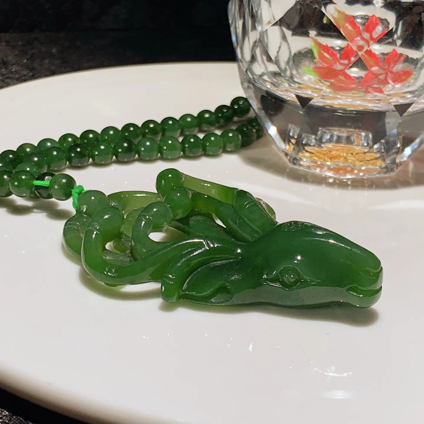 和田玉菠菜绿俄罗斯碧玉一路向前鹿头挂件。尺寸70/46/15重70克。玉质细腻油润。手推出油。佩戴高