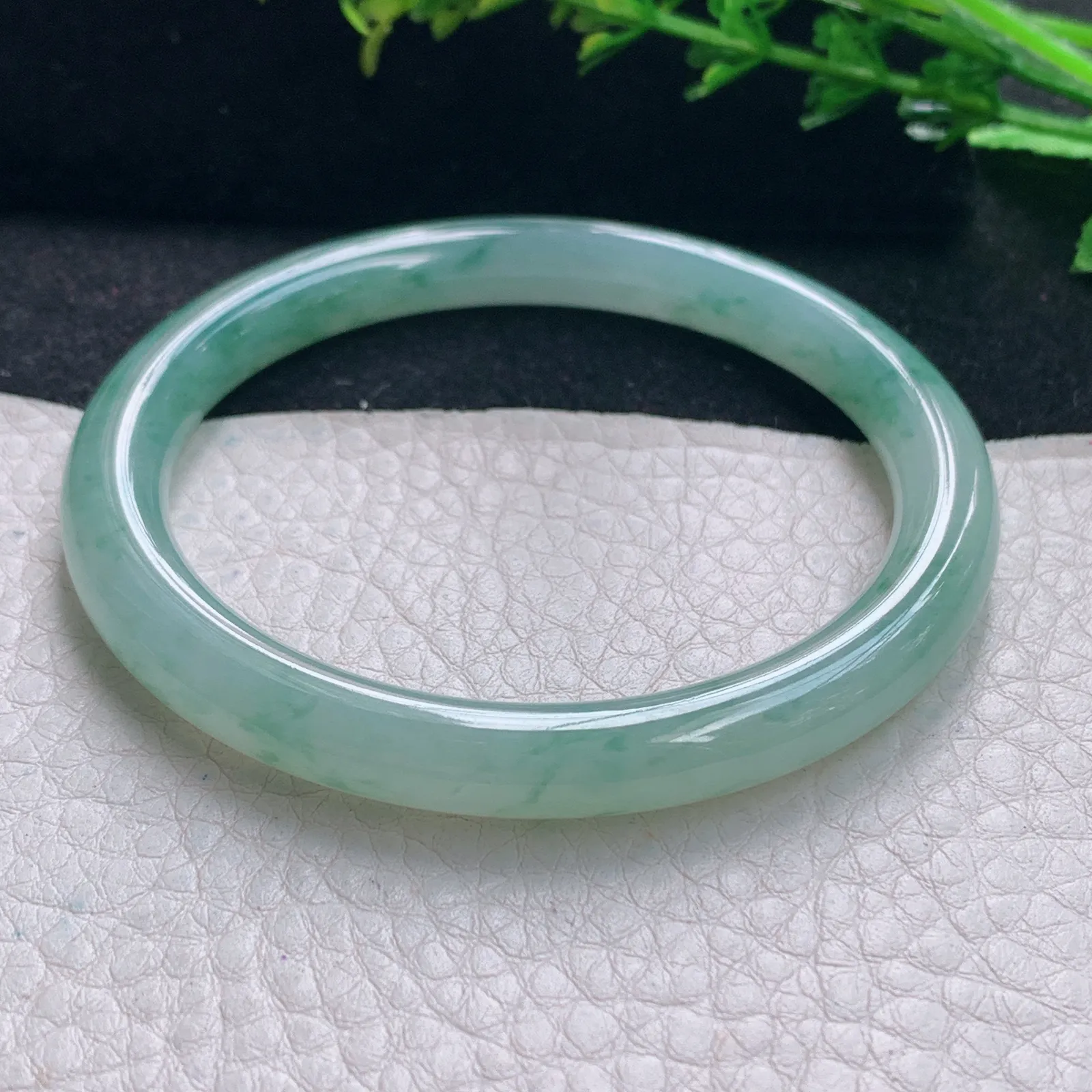 n自然光55*7.3*7.8叮当镯 缅甸翡翠a货手镯冰飘花圆条美人镯我