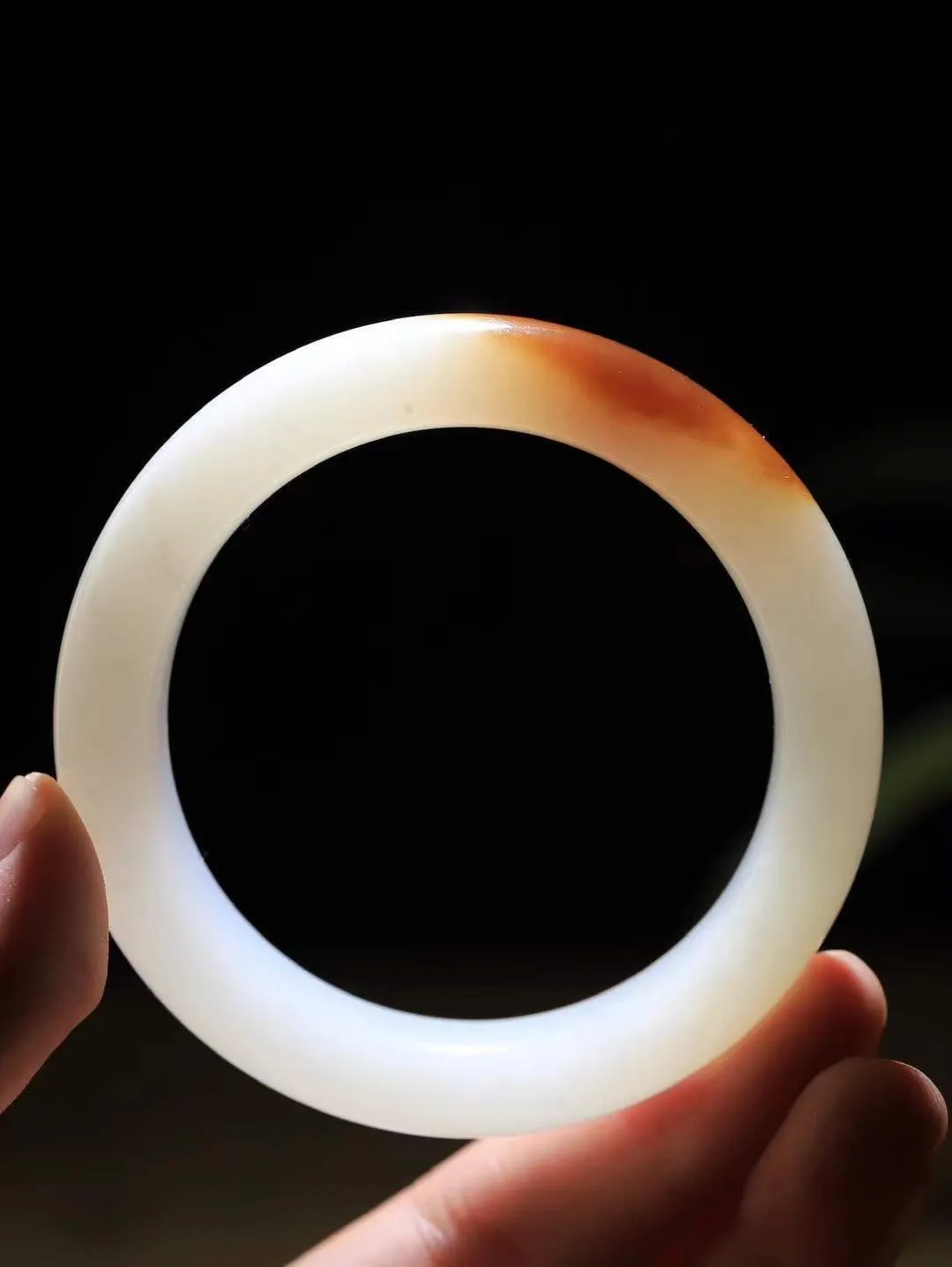 【婉约佳人.手镯】

收藏级臻品️和田玉糖白玉手镯 玉质温润细腻 油性十足 手感舒适，高华雅逸，线条流畅，简约大气，美自天成，素雅高贵。佩戴于腕间，婉约之美，举手投足间透出那份低调奢华。重75.6克 内径55.5mm  尺寸15.3-10mm   FDA-691101331