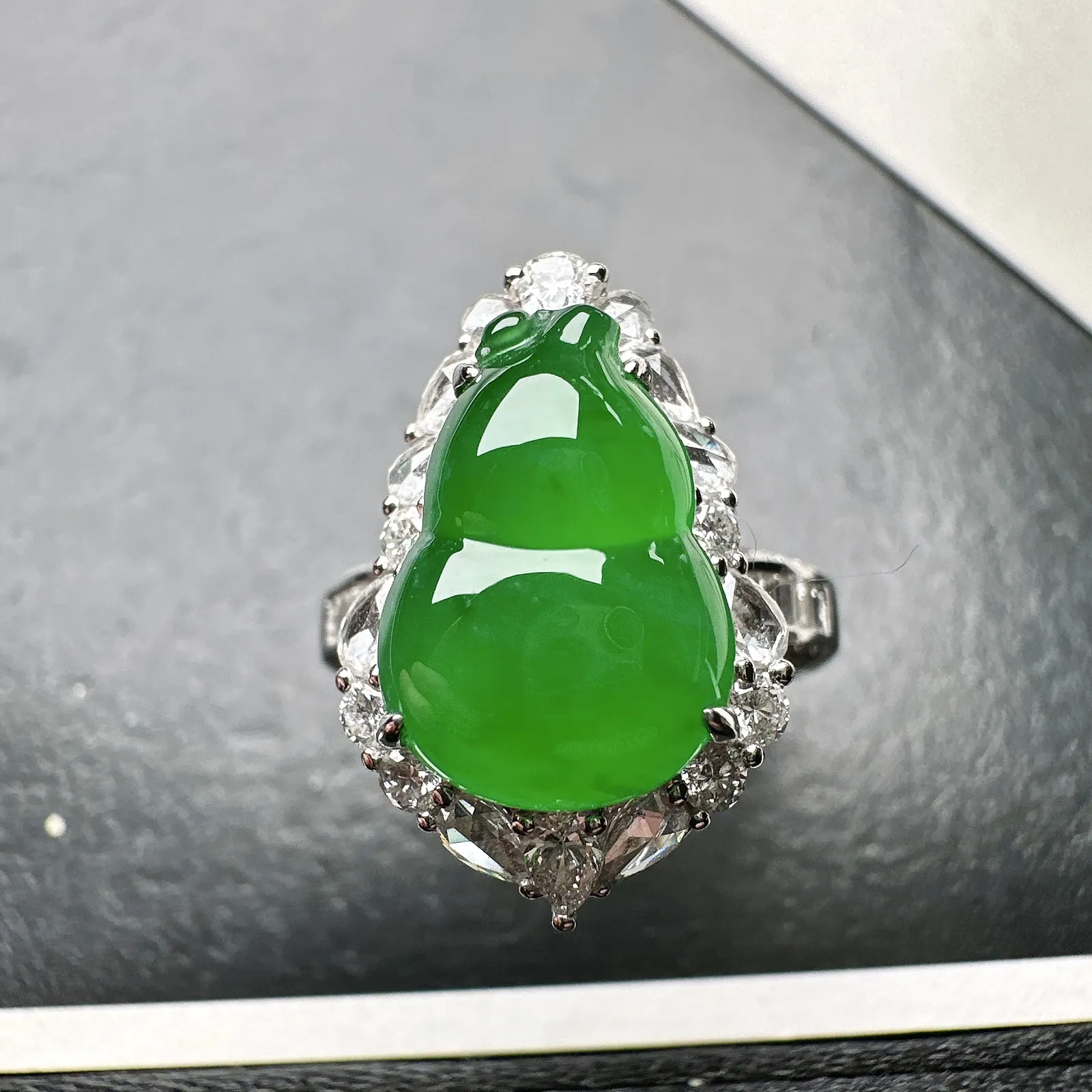 【冰种满绿葫芦戒指】种水色俱全，冰透闪亮，通透感饱满度很好，18k金钻豪华镶嵌，裸石尺寸13.3*9