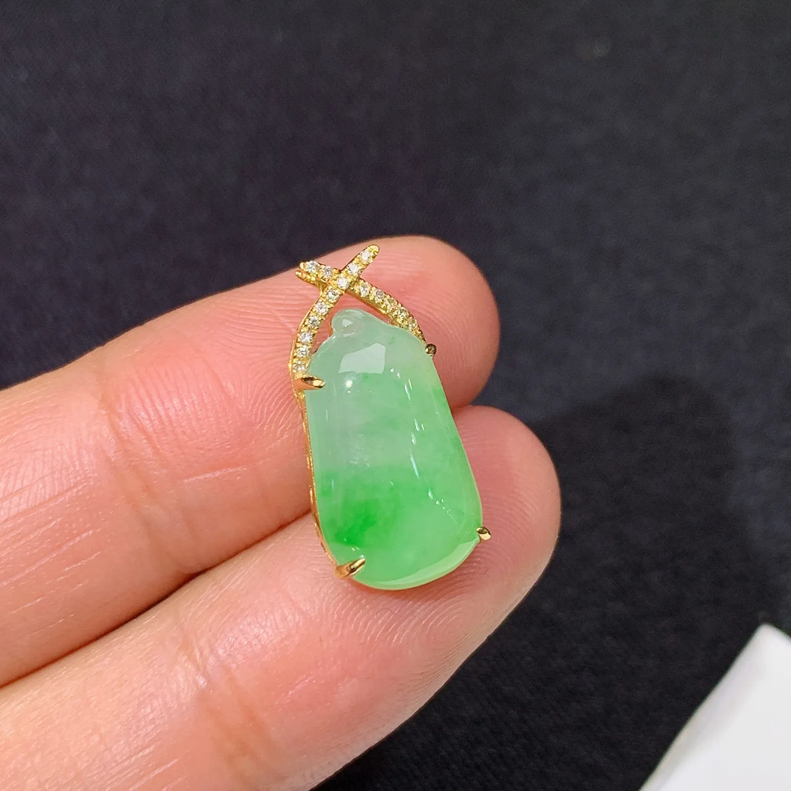 飘绿福瓜吊坠，18k金镶嵌，冰润细腻，色阳，种水足 尺寸18.6*8.8*5.2