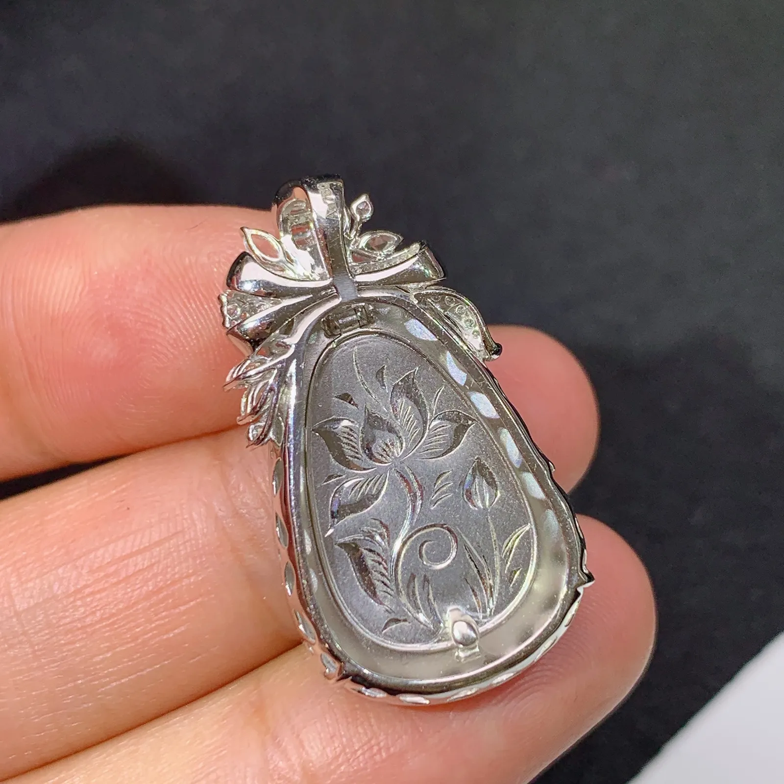 阳绿如意吊坠，18k金镶嵌，色泽鲜阳，冰润细腻，种水足 尺寸29.1*16.1*6.4