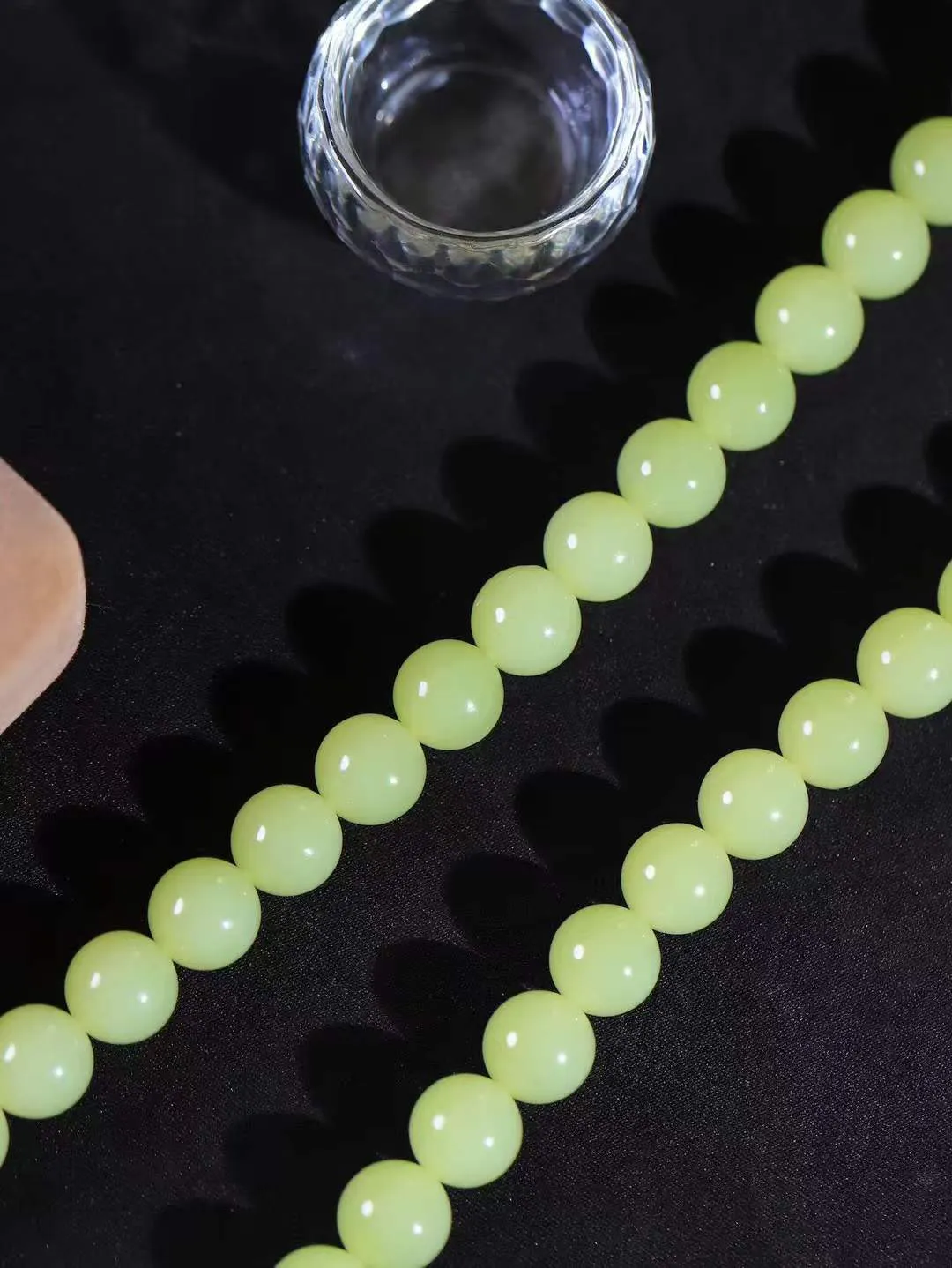 （珠圆玉润.手持)

精品和田玉黄口圆珠手持 质地温润灵动 有波光潋滟，也有梦幻清韵。行走于市井的喧嚣，相顾不言，便得清欢。重135.3克 尺寸取一11.9mm  FDL-111121333