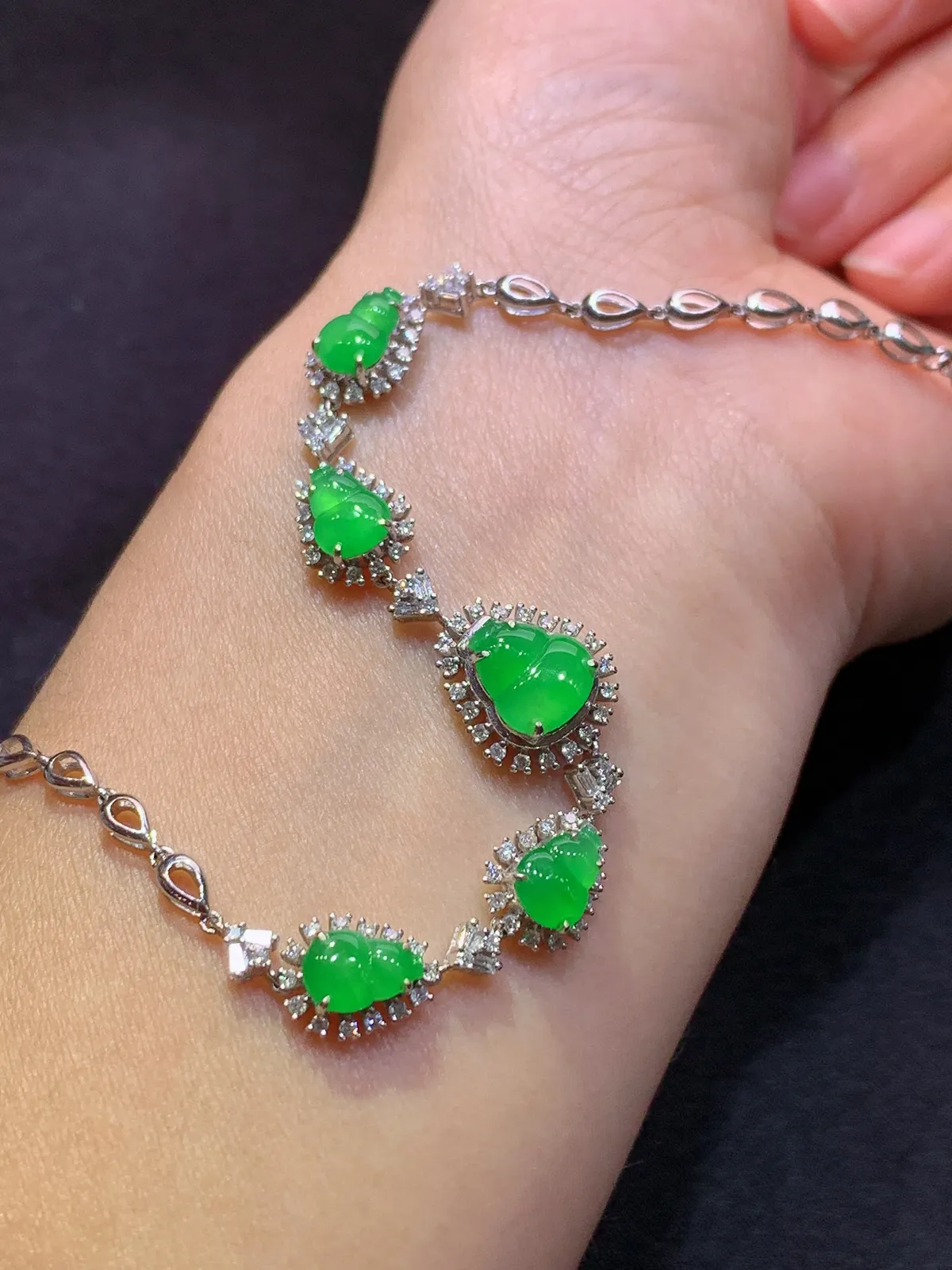 冰阳绿葫芦手链，18k金镶嵌，款式精美，冰润色阳，种水足 尺寸8.5*7.5*2