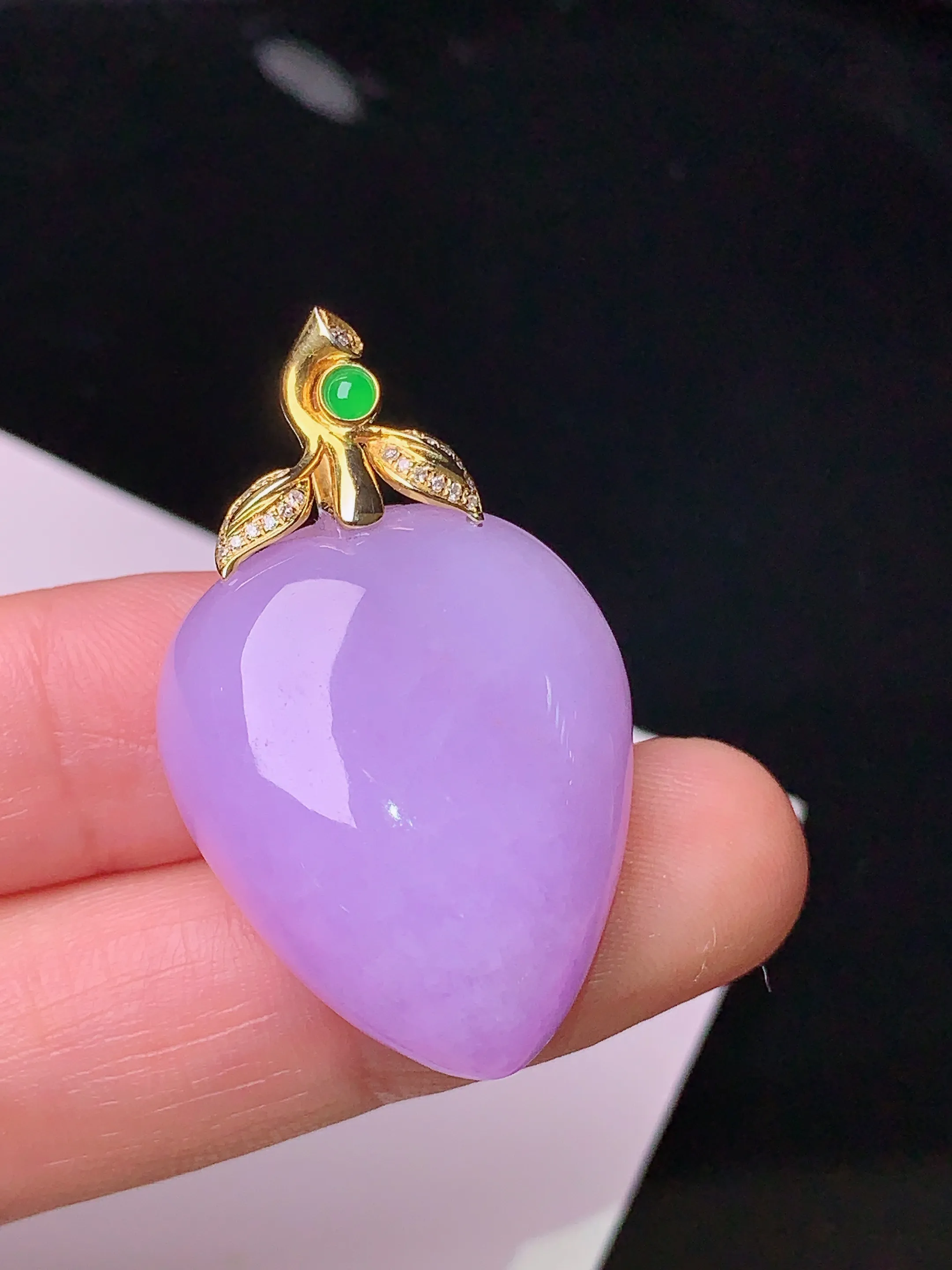18k金钻镶嵌紫罗兰寿桃吊坠 玉质细腻 色泽清新艳丽 整体尺寸36.5*22.2*10.8