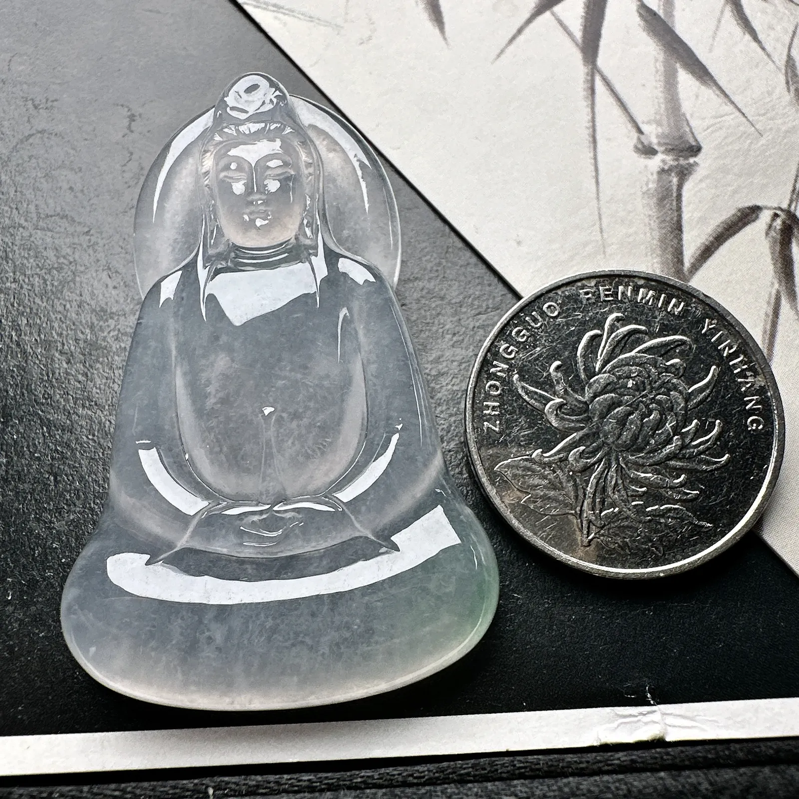 【冰种素衣观音】质地细腻，通透度上佳，冰感十足，适合佩戴。