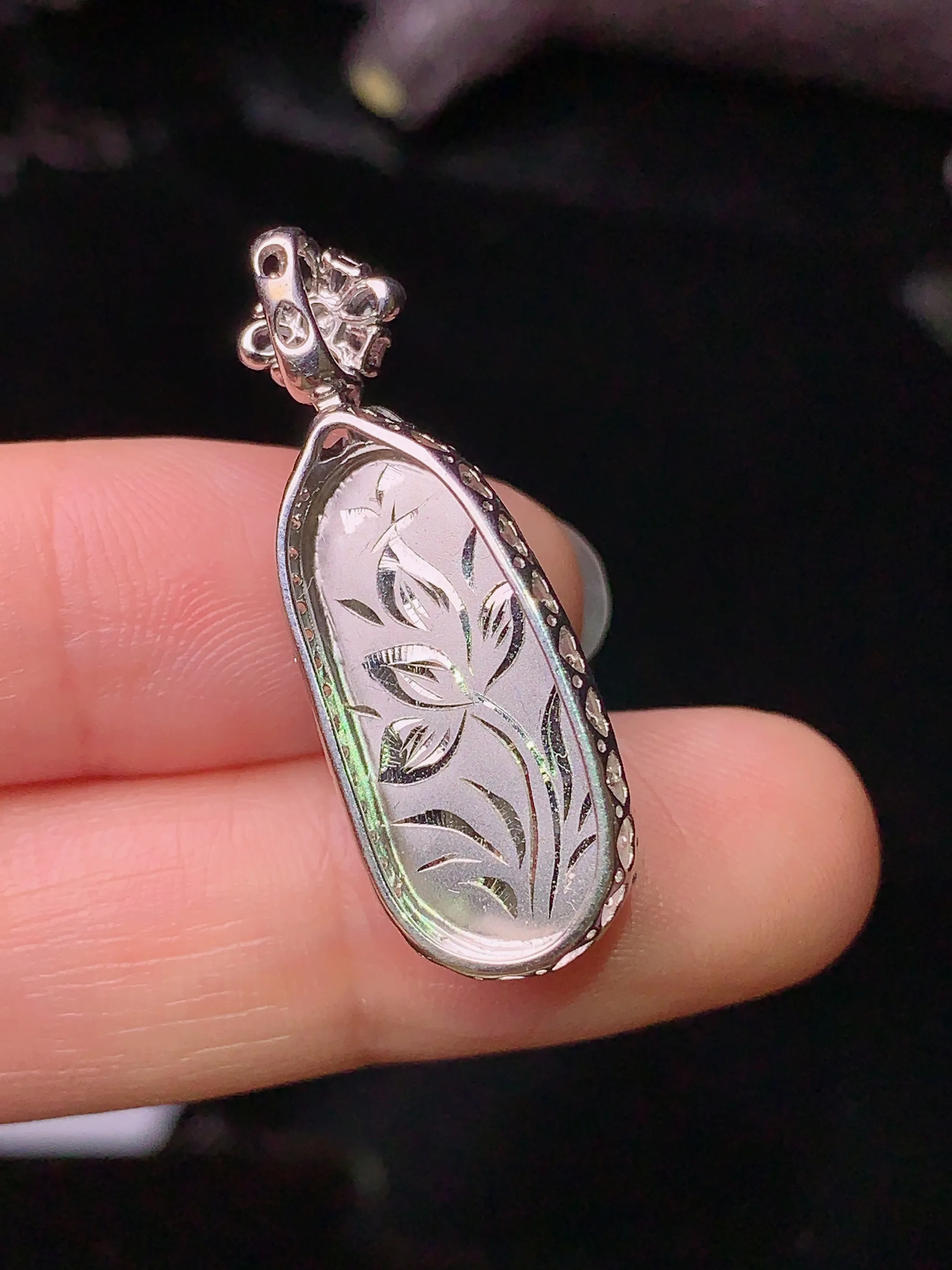 18k金钻镶嵌翠绿四季豆吊坠 玉质细腻 色泽清新艳丽 整体尺寸32*11.5*7.5