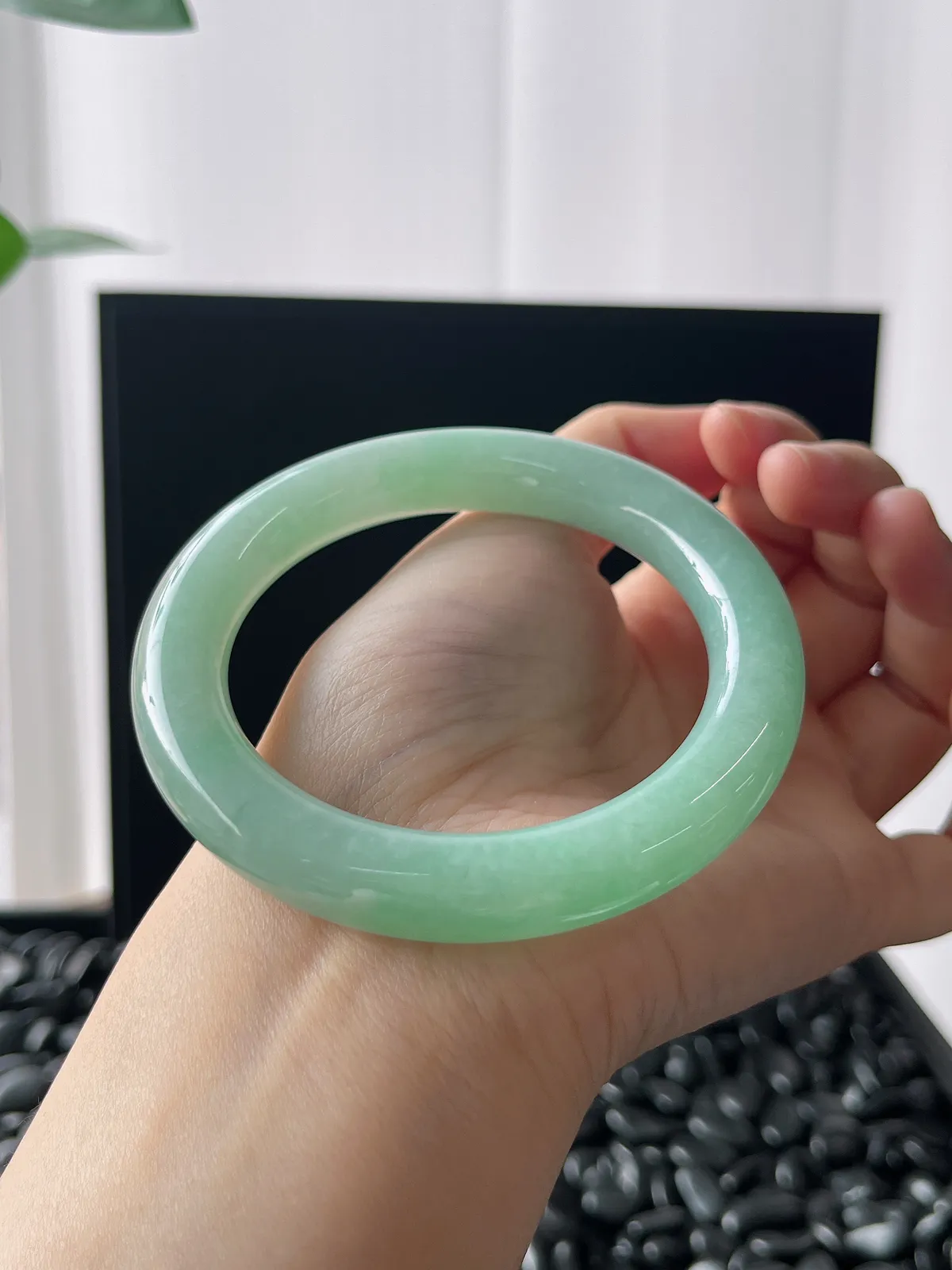 圆条55，翡翠冰糯种淡绿色手镯